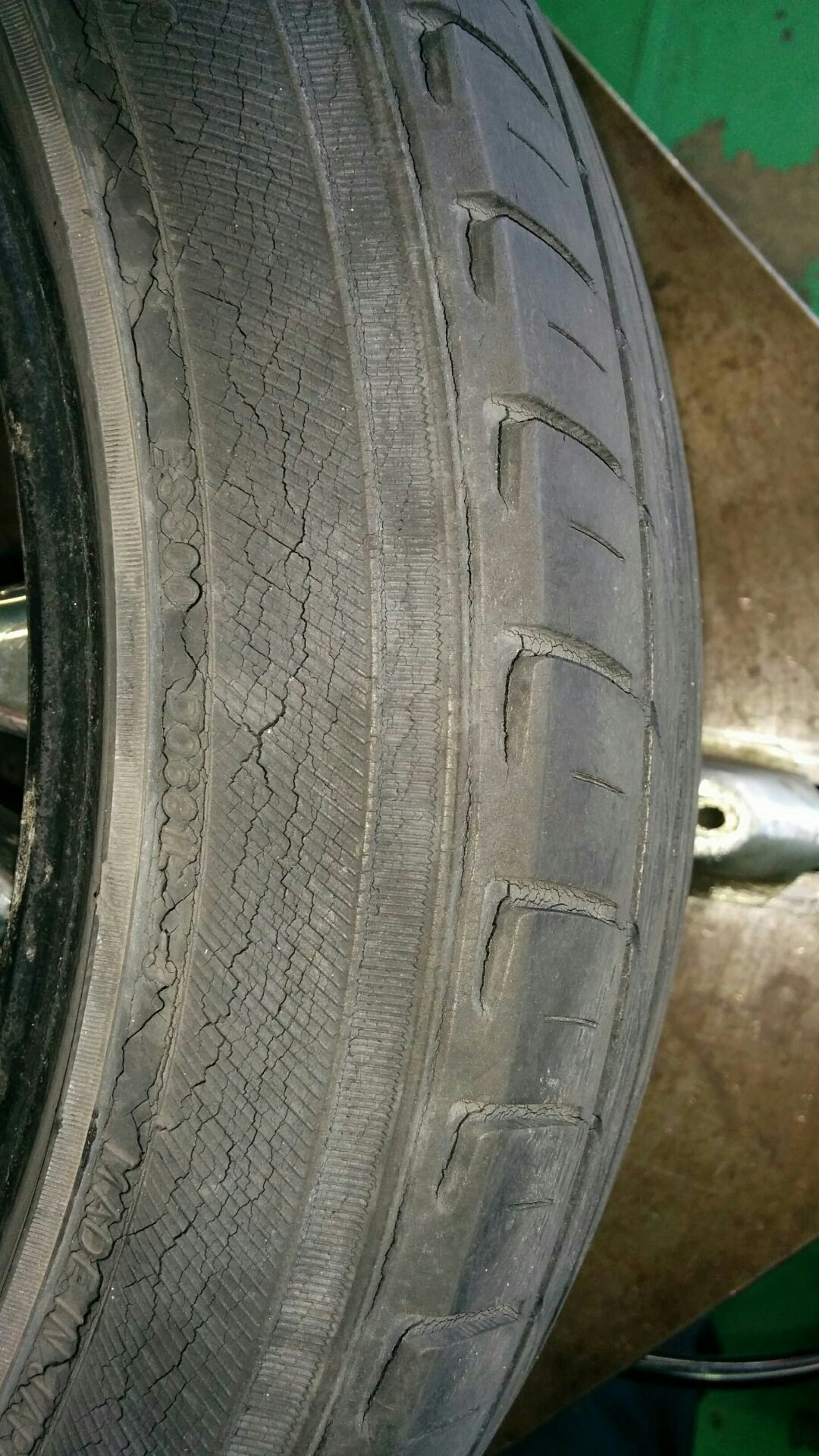 タイヤ劣化 これくらいのヒビ割れは大丈夫 と思ってないですか サービス事例 タイヤ館 太宰府 タイヤからはじまる トータルカーメンテナンス タイヤ館グループ