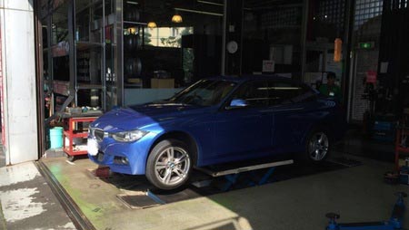 Bmw Activehybrid3 F30 ランフラットタイヤ交換 スタッフ日記 タイヤ館 パドック２４６ 東京都のタイヤ カー用品ショップ タイヤからはじまる トータルカーメンテナンス タイヤ館グループ