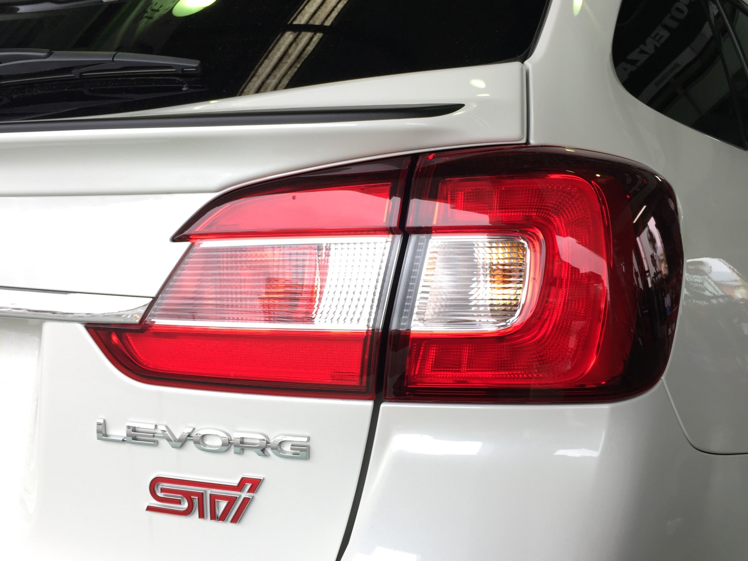 スバル レヴォーグ テｰルランプ交換 スバル レヴォーグ その他 パーツ取付 各種用品取付 スタッフ日記 タイヤ館 太子 タイヤからはじまる トータルカーメンテナンス タイヤ館グループ