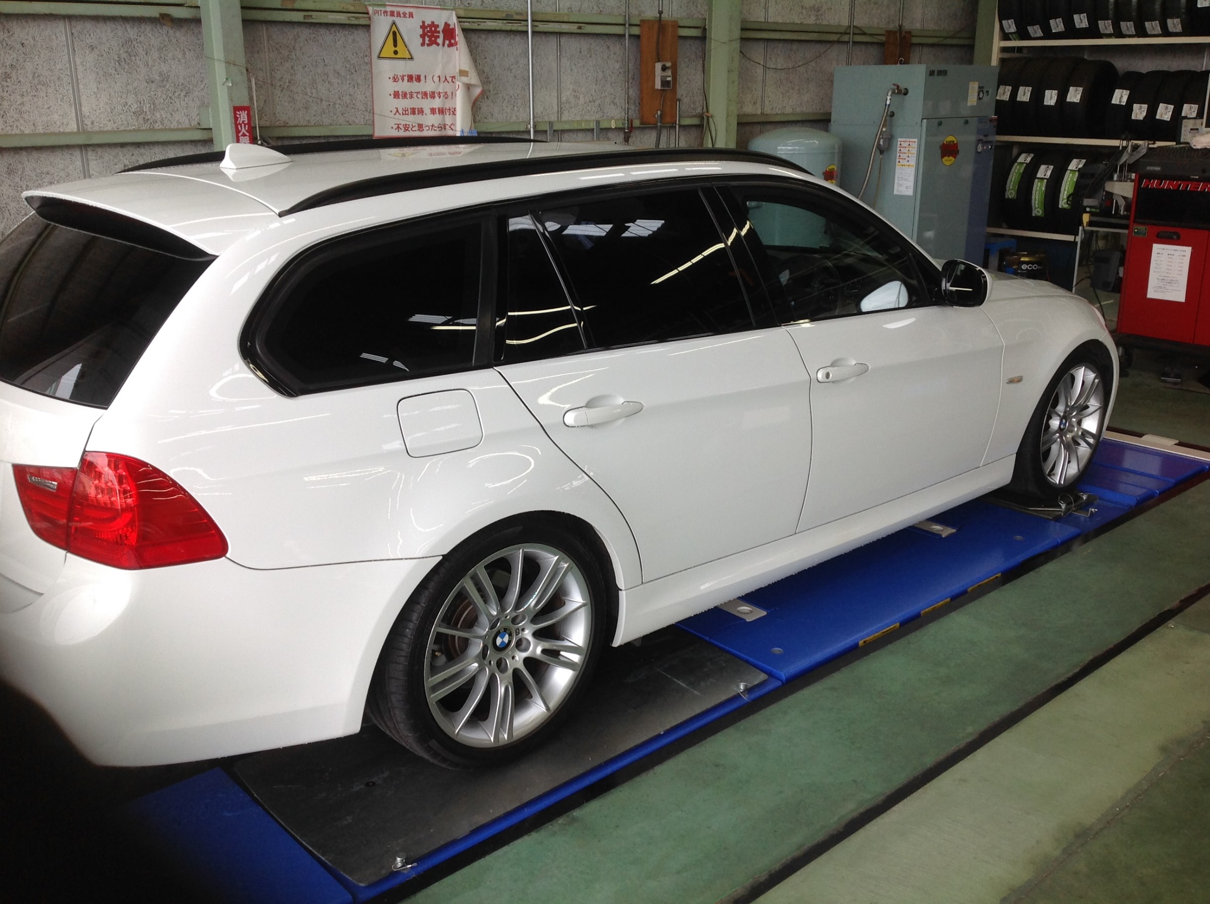 BMW 3シリーズ E91 オイル交換作業です！！ | BMW 3シリーズ メンテナンス商品 | 総和店こだわり作業 | タイヤ館 総和 |  茨城県のタイヤ、カー用品ショップ タイヤからはじまる、トータルカーメンテナンス タイヤ館グループ