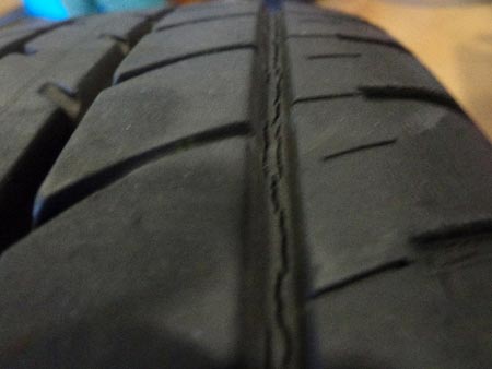 タイヤ溝にクラック ヒビ サービス事例 タイヤ館 大府 愛知県 三重県のタイヤ カー用品ショップ タイヤからはじまる トータルカーメンテナンス タイヤ館グループ