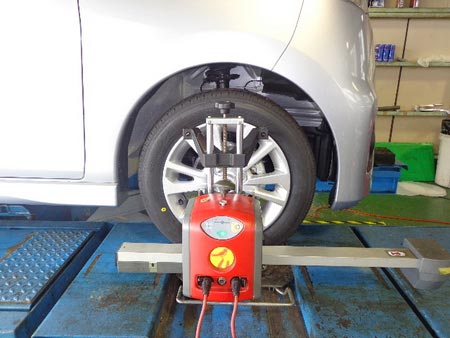 縁石への乗り上げ 事故車にも デイズ アライメント調整作業 サービス事例 タイヤ館 島田 愛知県 三重県のタイヤ カー用品ショップ タイヤからはじまる トータルカーメンテナンス タイヤ館グループ