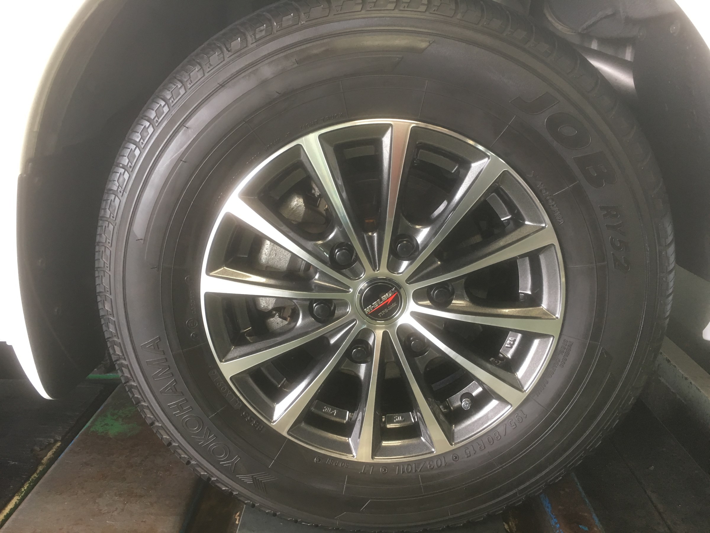 日産　キャラバン　NV350　アルミホイールタイヤセット NV350 キャラバン 日産 純正ホイール、タイヤ4本セット - メルカリ