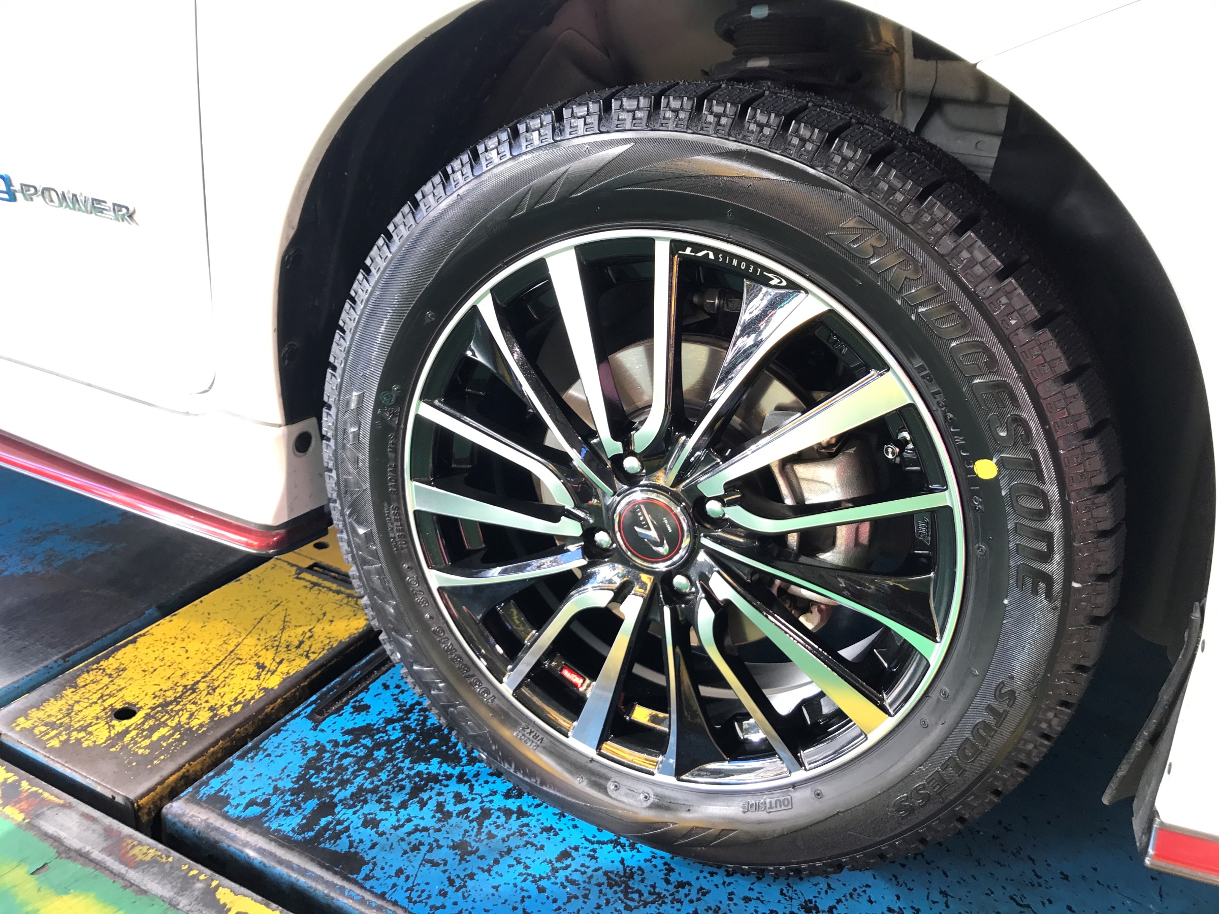 ノート ｅ-ＰＯＷＥＲ ＮＩＳＭＯ スタッドレスタイヤセットお取付 