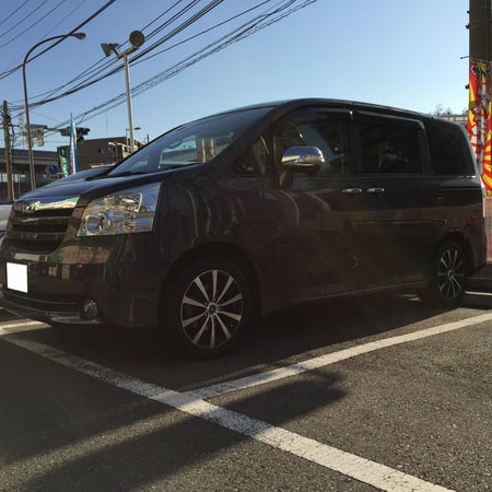 ノアを１７インチにインチアップ トヨタ ノア ホイール サービス事例 タイヤ館 磯子 神奈川県のタイヤ カー用品ショップ タイヤからはじまる トータルカーメンテナンス タイヤ館グループ
