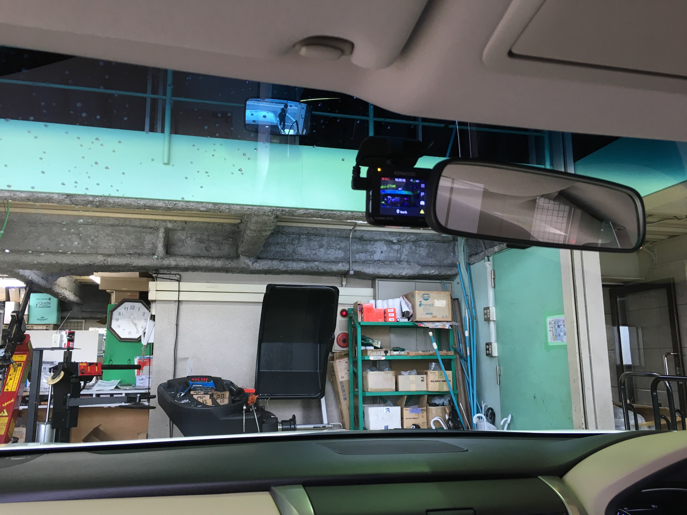 視界に入らない所に取付け