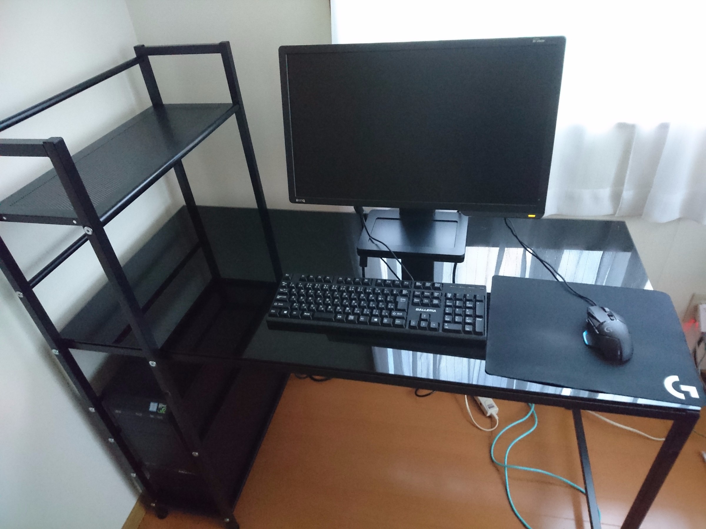 机とパソコン