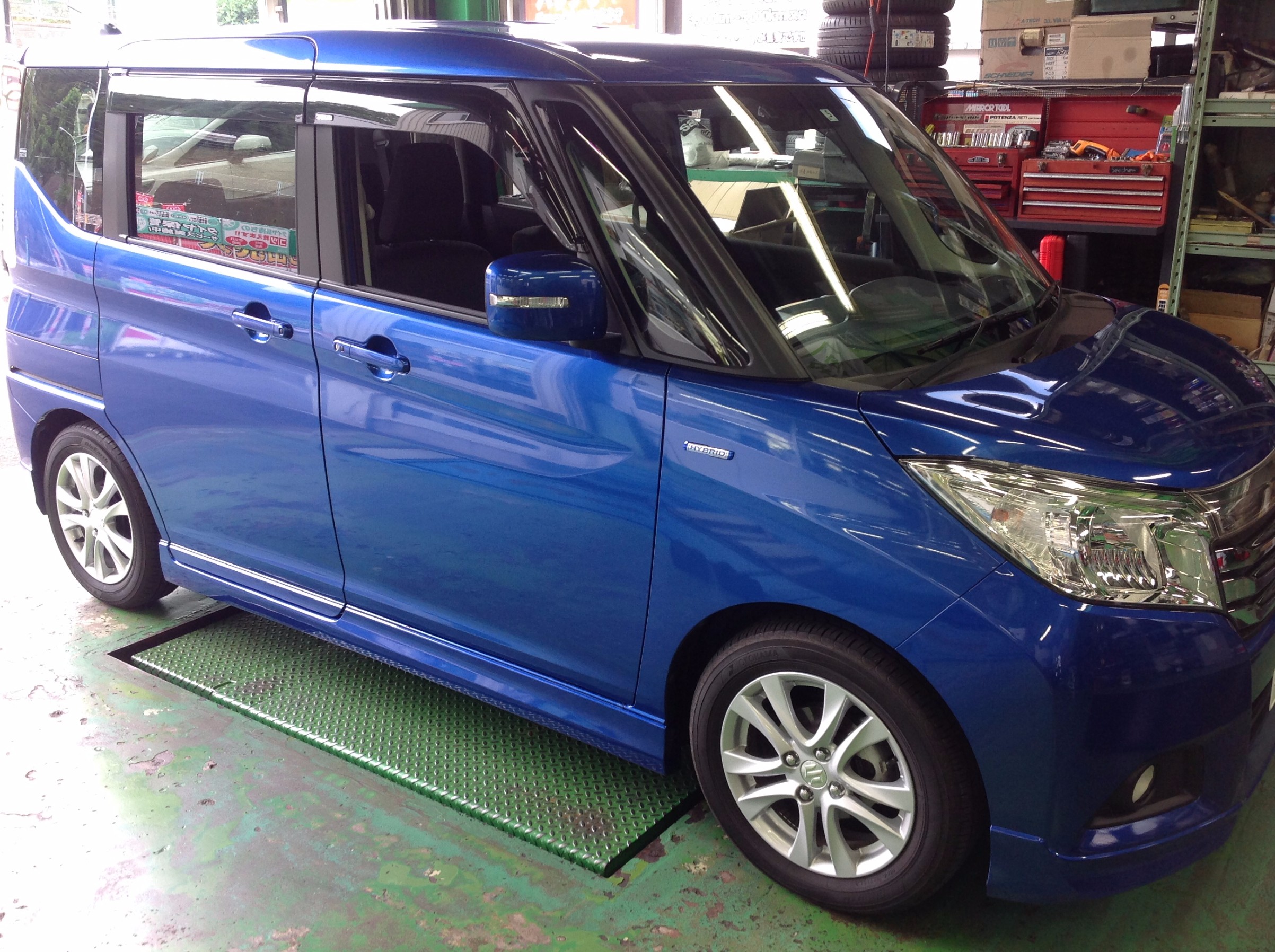 新車のフワンフワンな乗り心地を改善しよう スズキ ソリオ スズキ ソリオ タイヤ パーツ取付 Kyb Proshop サービス事例 タイヤ館 ジャパン宮前 神奈川県のタイヤ カー用品ショップ タイヤからはじまる トータルカーメンテナンス タイヤ館グループ