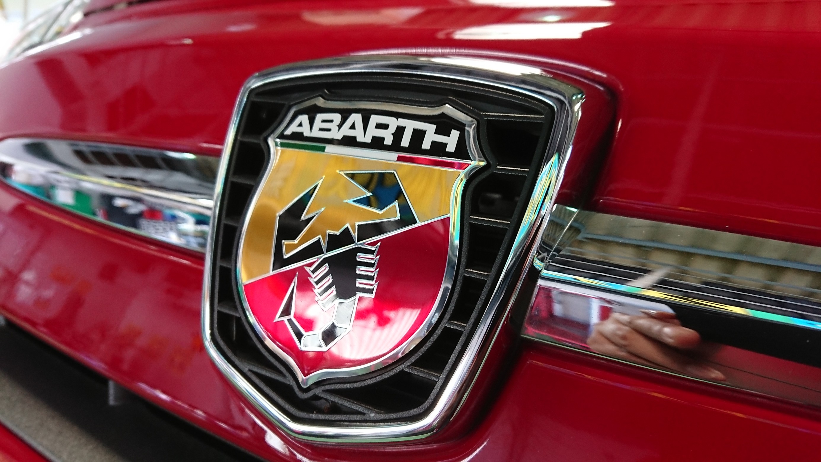 サソリ に イタリア製の靴を履かしてみました アバルト 595c ホイール タイヤ ホイール関連 タイヤ ホイール交換 技術サービス施工事例 タイヤ館 福岡東 タイヤからはじまる トータルカーメンテナンス タイヤ館グループ