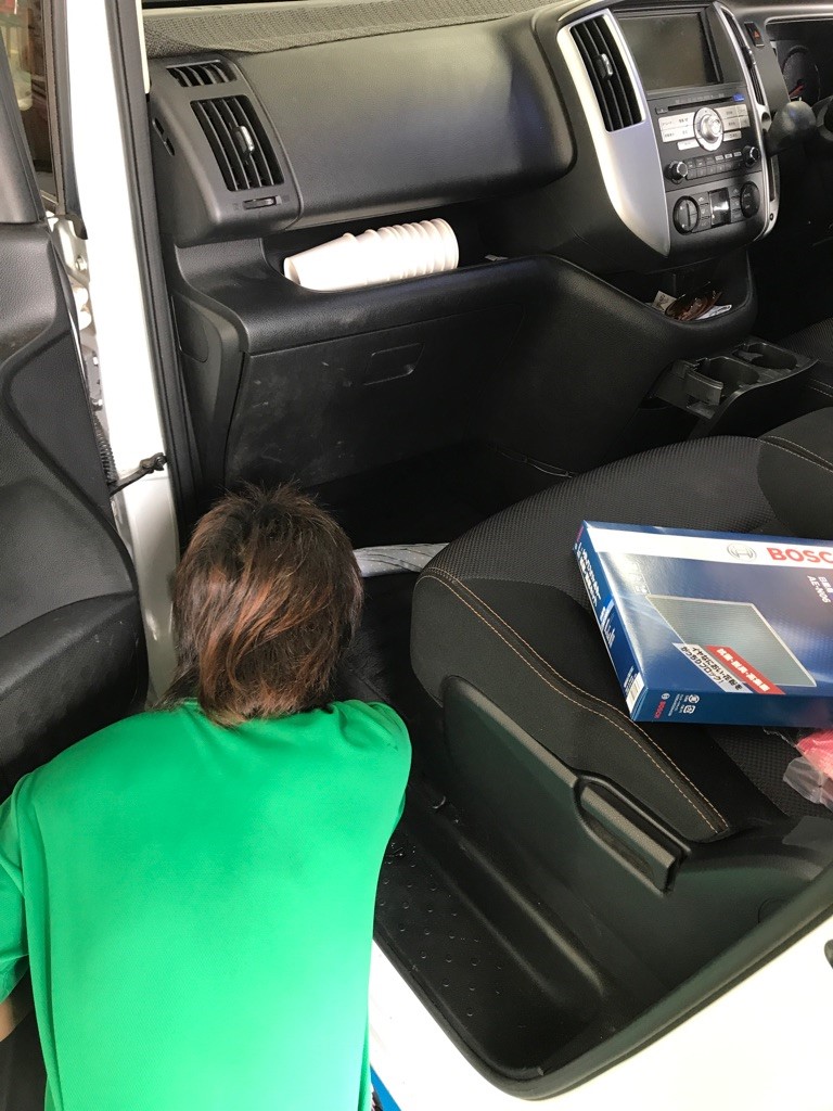 愛車のセレナ 夏前にエアコンフィルター交換してみました | 日産 セレナ メンテナンス商品 パーツ取付 > 各種用品取付 | スタッフ日記 |  タイヤ館 瀬谷 | 神奈川県のタイヤ、カー用品ショップ タイヤからはじまる、トータルカーメンテナンス タイヤ館グループ