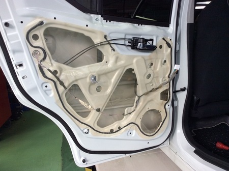 アルトワークス Ha36s カスタムアップ 防錆コーティング リアスピーカー取り付け スズキ アルトワークス4wd メンテナンス商品 その他 下廻り防錆コーティング マフラーのみの部分施工可能 スタッフ日記 タイヤ館 松原 大阪府 和歌山県のタイヤから
