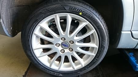 ボルボ V50 タイヤ交換とアライメント スタッフ日記 タイヤ館 パドック２４６ 東京都のタイヤ カー用品ショップ タイヤからはじまる トータルカーメンテナンス タイヤ館グループ