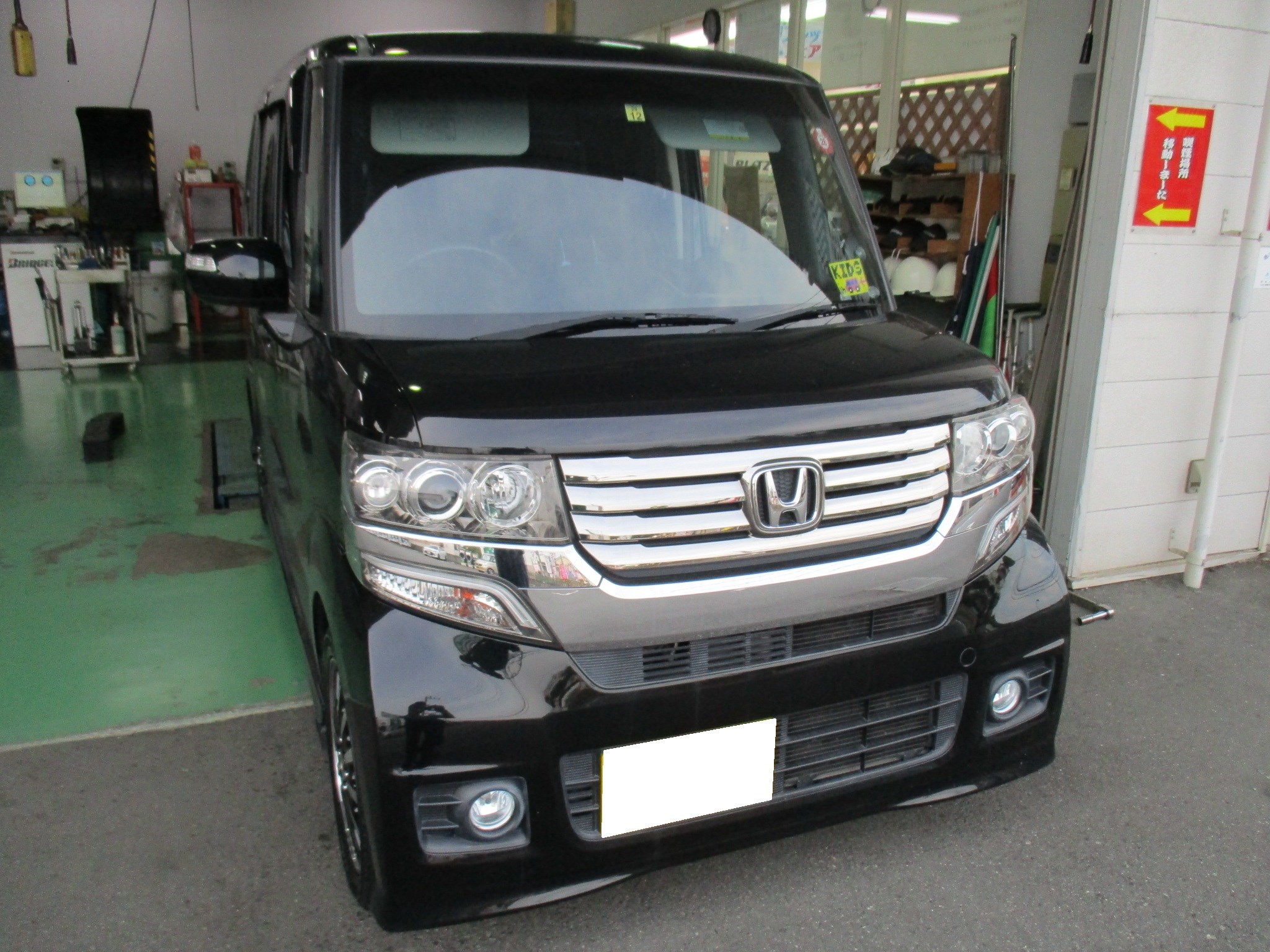 ホンダ N Boxカスタム エアコンフィルター交換です ホンダ N Box メンテナンス商品 作業紹介 タイヤ館 茅ケ崎 神奈川県のタイヤ カー用品ショップ タイヤからはじまる トータルカーメンテナンス タイヤ館グループ