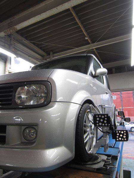 ｚ１１キューブ 車高調整 アライメント 日産 キューブ その他 タイヤ ホイール関連 4輪トータルアライメント調整 サービス事例 タイヤ館 瀬谷 神奈川県のタイヤ カー用品ショップ タイヤからはじまる トータルカーメンテナンス タイヤ館グループ