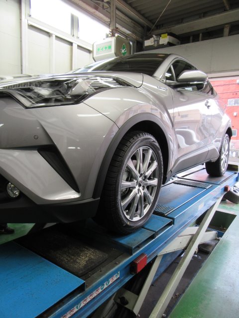 話題の車「C-HR」にスタッドレスタイヤ取り付け！！ | 店舗お