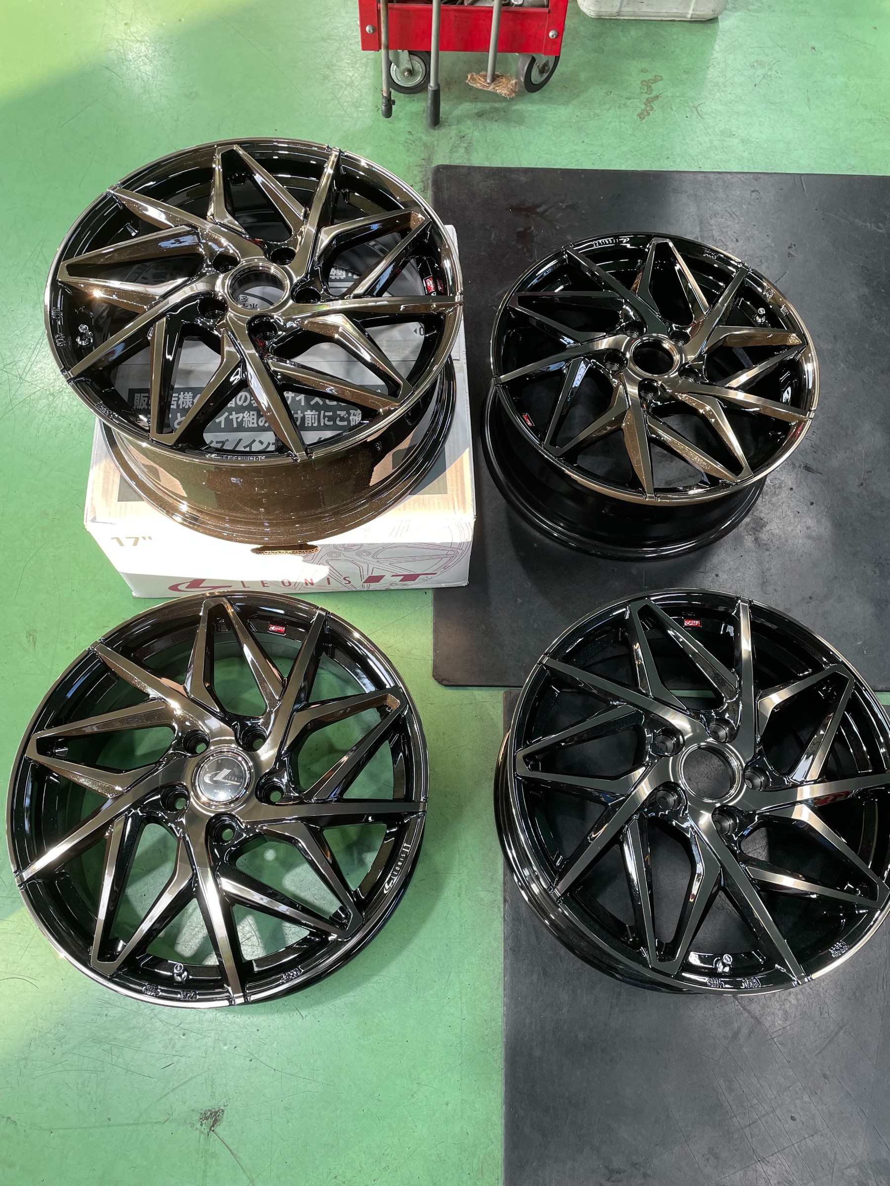 エスクァイア にWEDS レオニス IT 17インチ PBMC/TIカラー取り付け