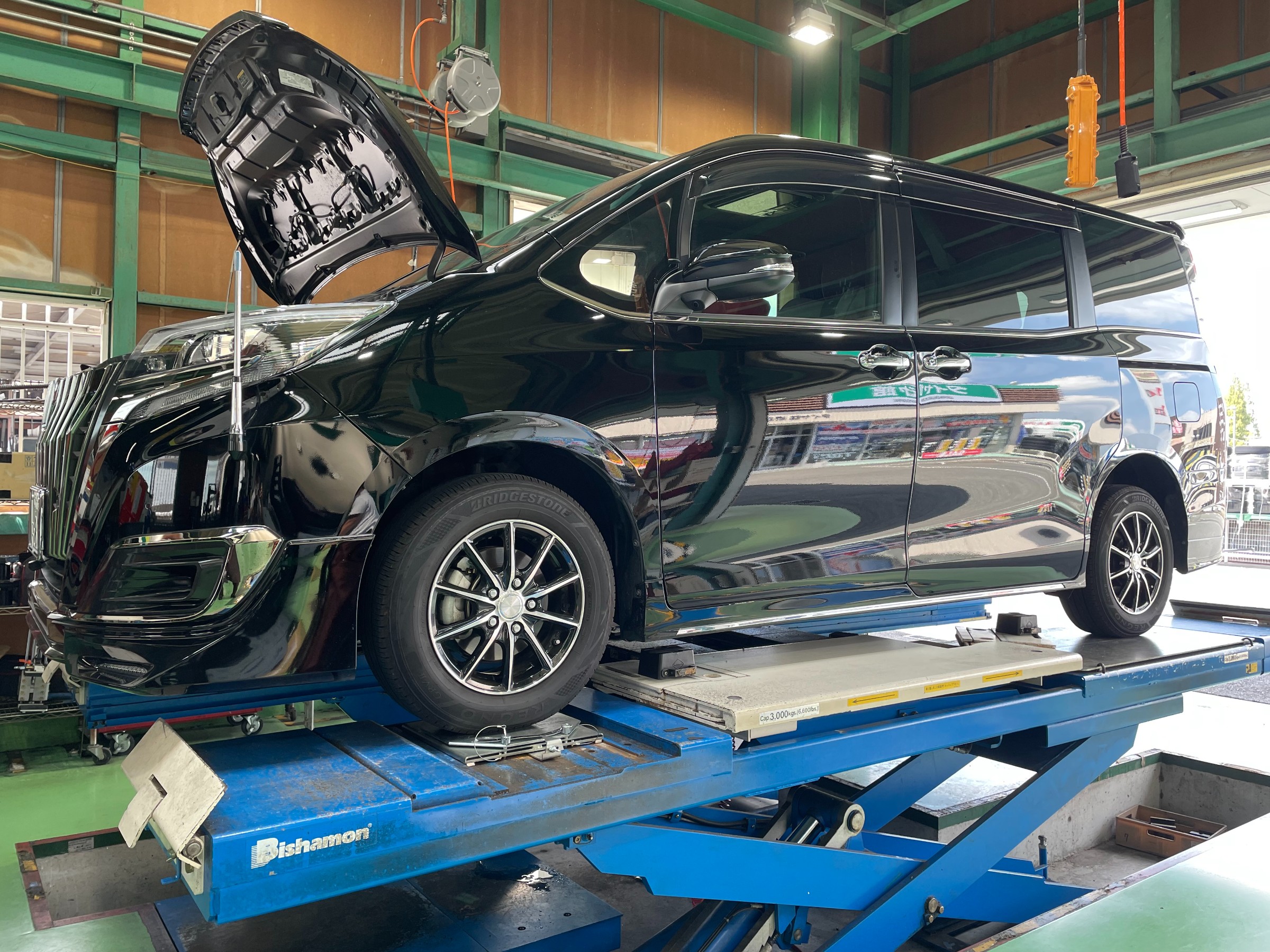 エスクァイア にWEDS レオニス IT 17インチ PBMC/TIカラー取り付け