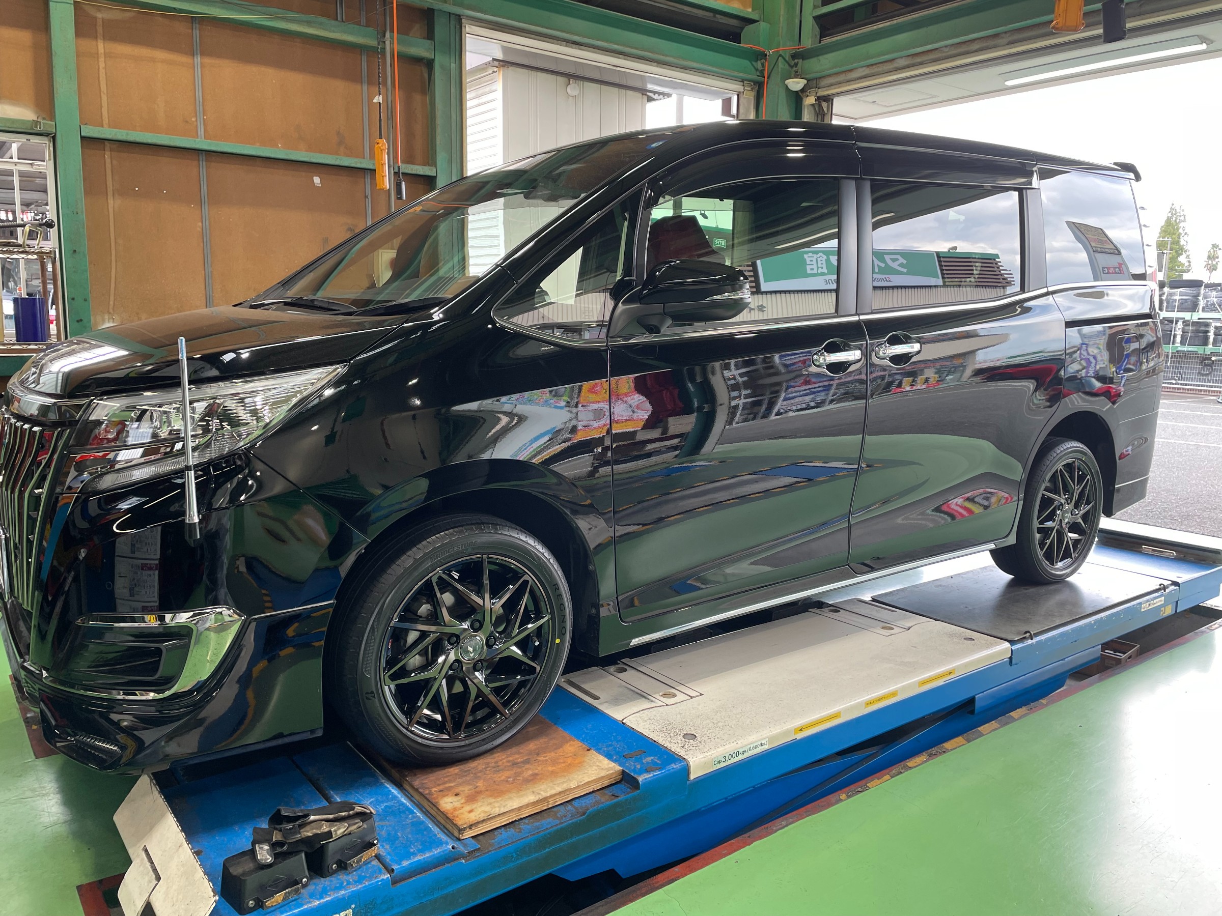 エスクァイア にWEDS レオニス IT 17インチ PBMC/TIカラー取り付け