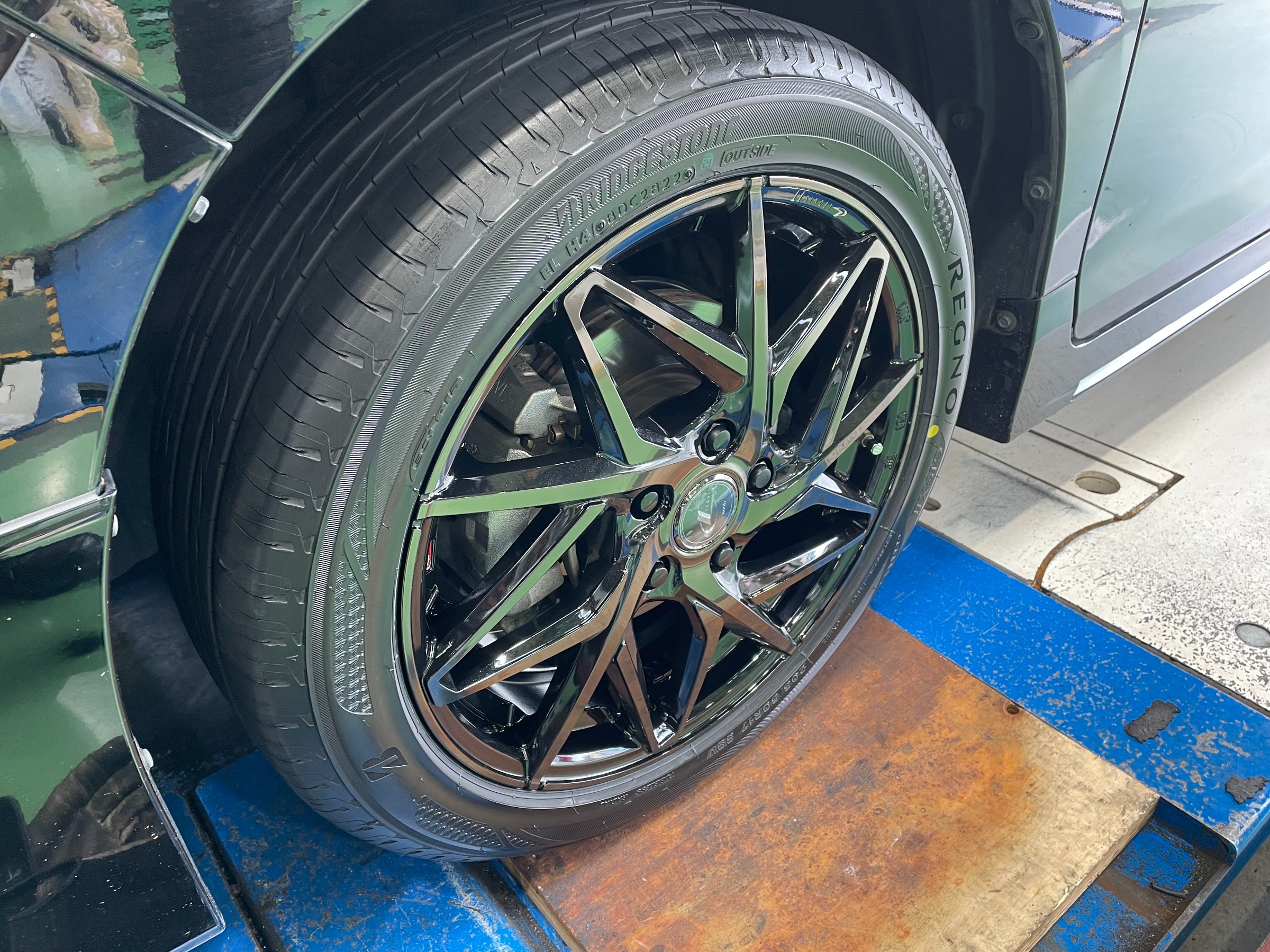 エスクァイア にWEDS レオニス IT 17インチ PBMC/TIカラー取り付け