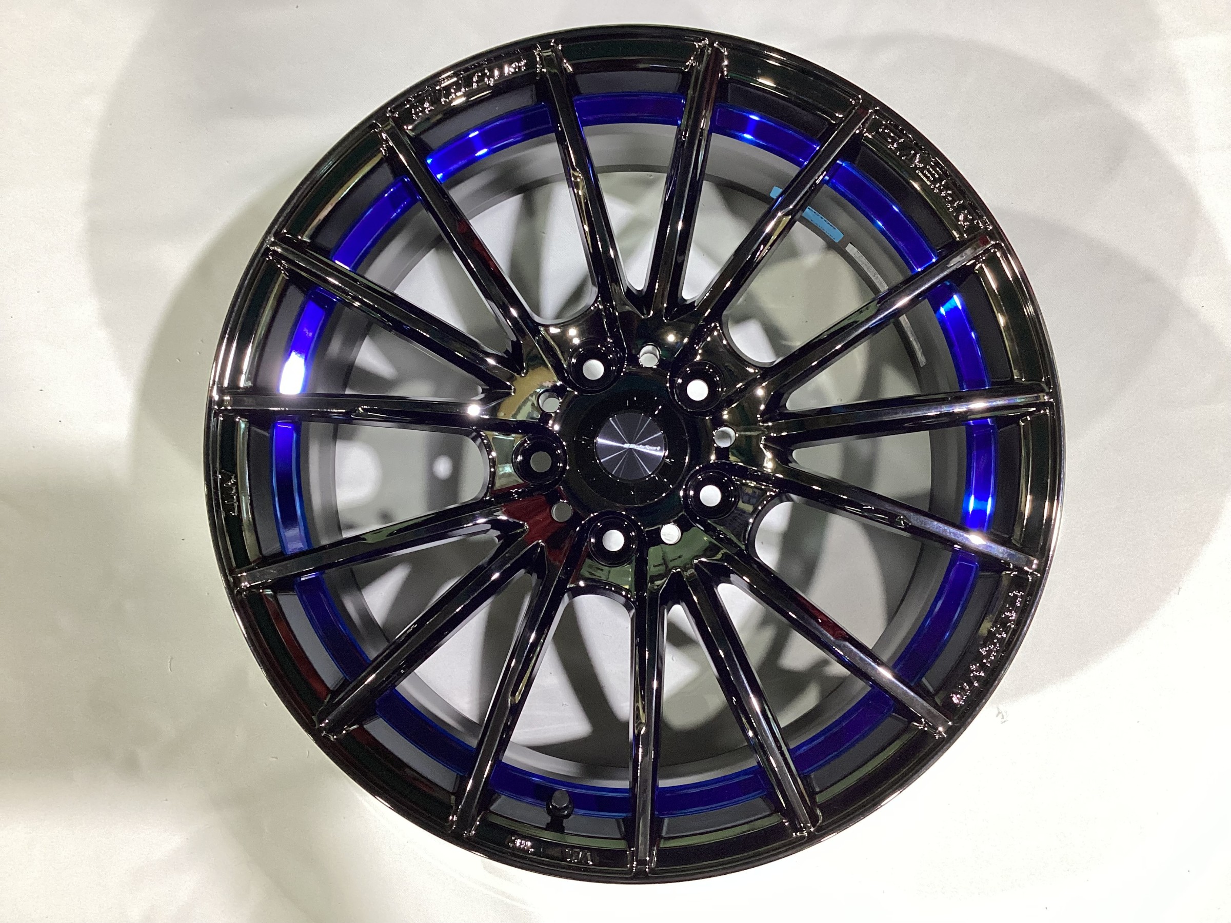 りな【美品】アルミホイール 二輪』メーカーと『四輪』メーカーのコラボレーションホイール