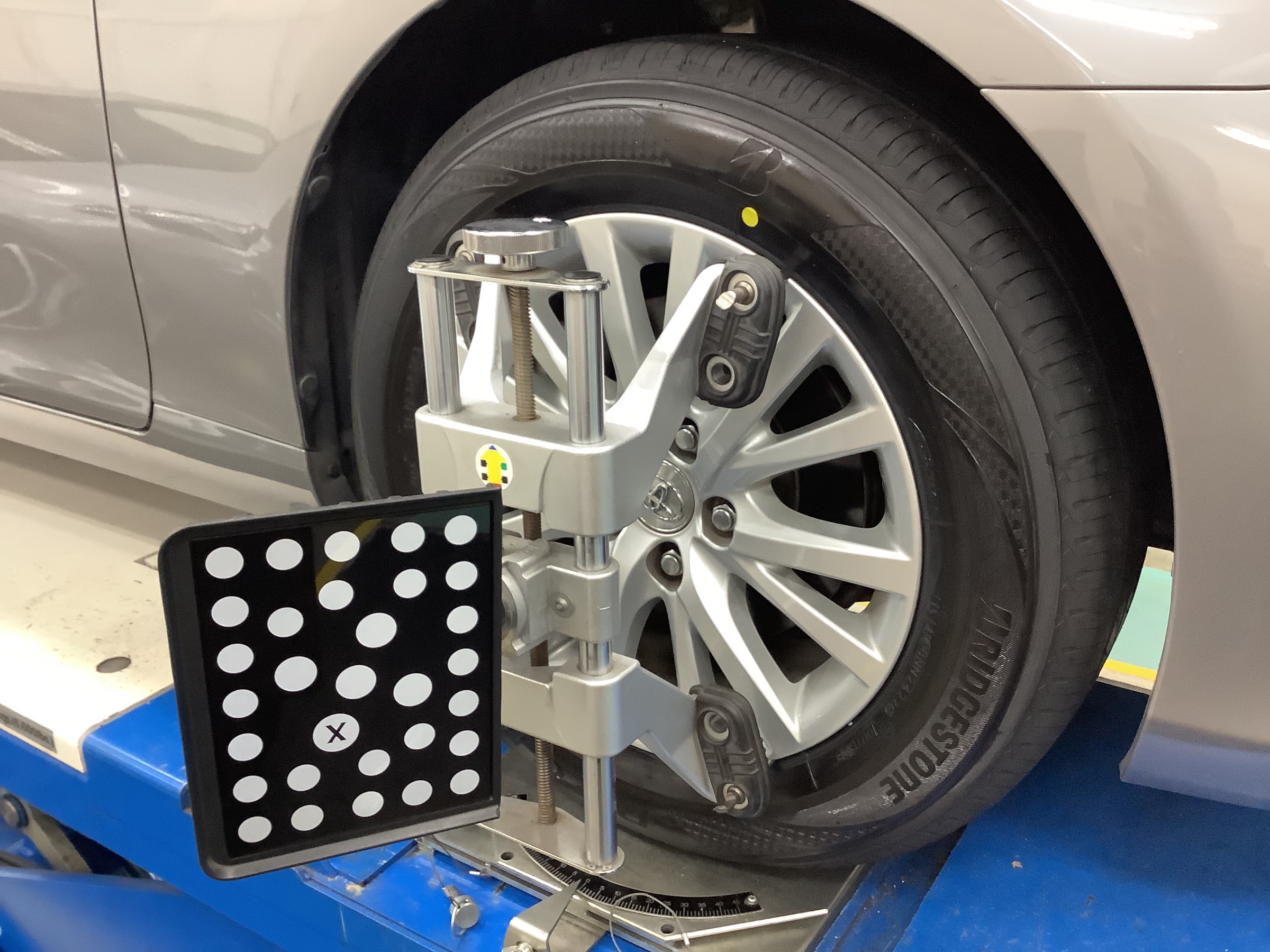 マークXでタイヤ交換とアライメント トヨタ マークX タイヤ タイヤ・ホイール関連 > 4輪トータルアライメント調整 サービス事例