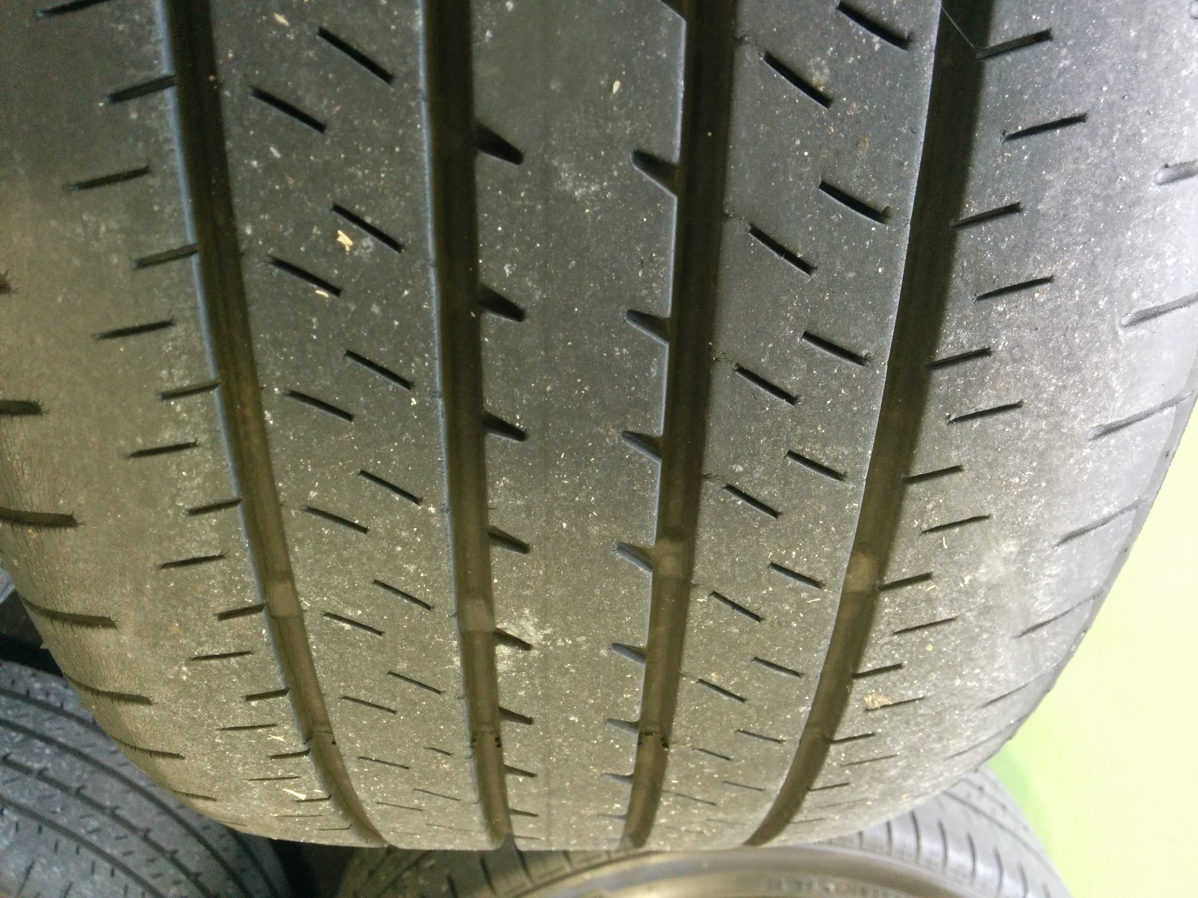 タイヤ交換＆アライメント】レクサス IS300ｈ DAA-AVE30 F:225/40R18 R