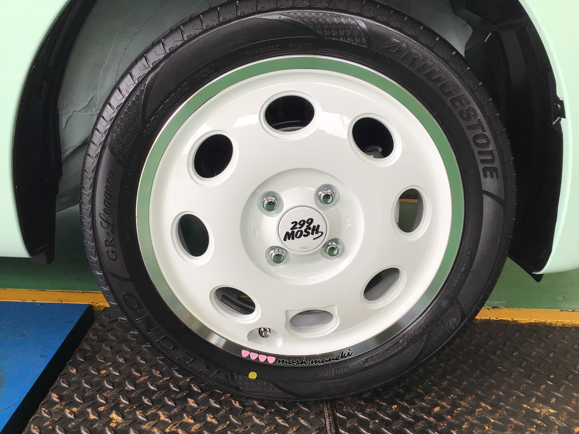 タントにキュートなホワイトカラーのホイールを装着(^▽^)/ | 店舗お