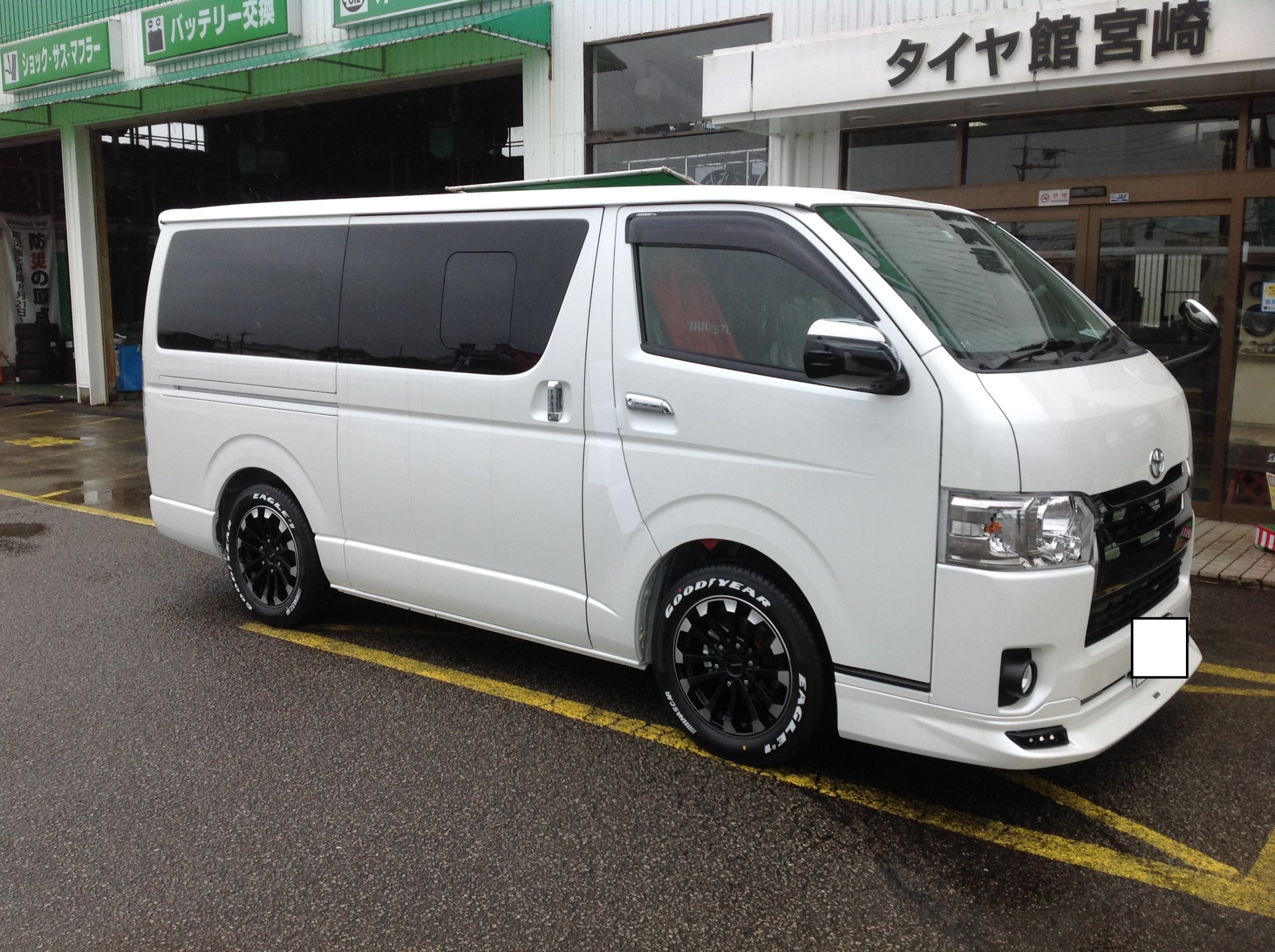 仕事用でもドレスアップ トヨタ ハイエース ホイール タイヤ ホイール関連 タイヤ ホイール交換 サービス事例 タイヤ館 宮崎 タイヤからはじまる トータルカーメンテナンス タイヤ館グループ
