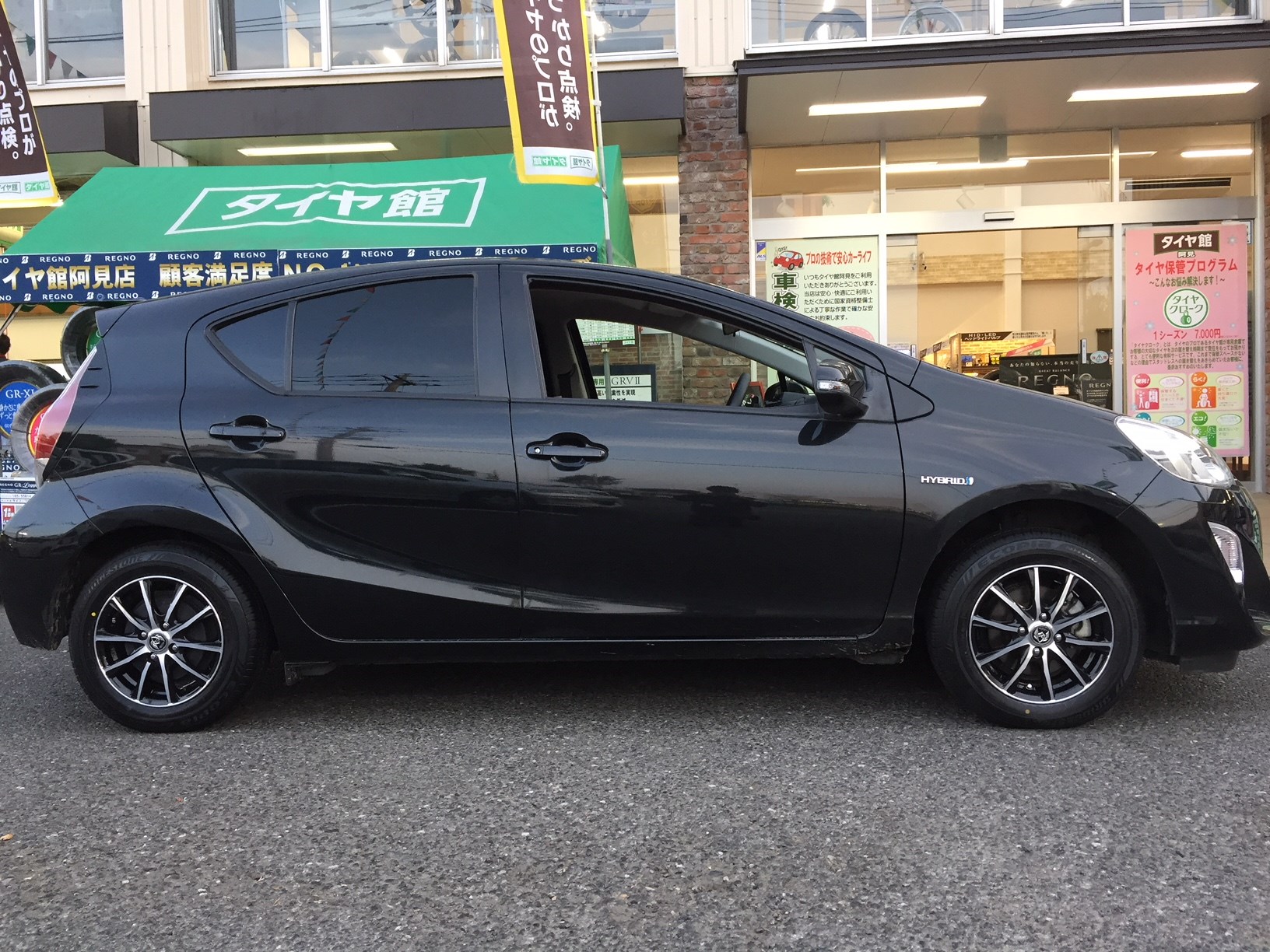 取りに来れる方　アクア　車のパーツ タイヤ、ホイール トヨタ アクア Zグレード 中古 純正 アルミ ホイール 4本 セット 16