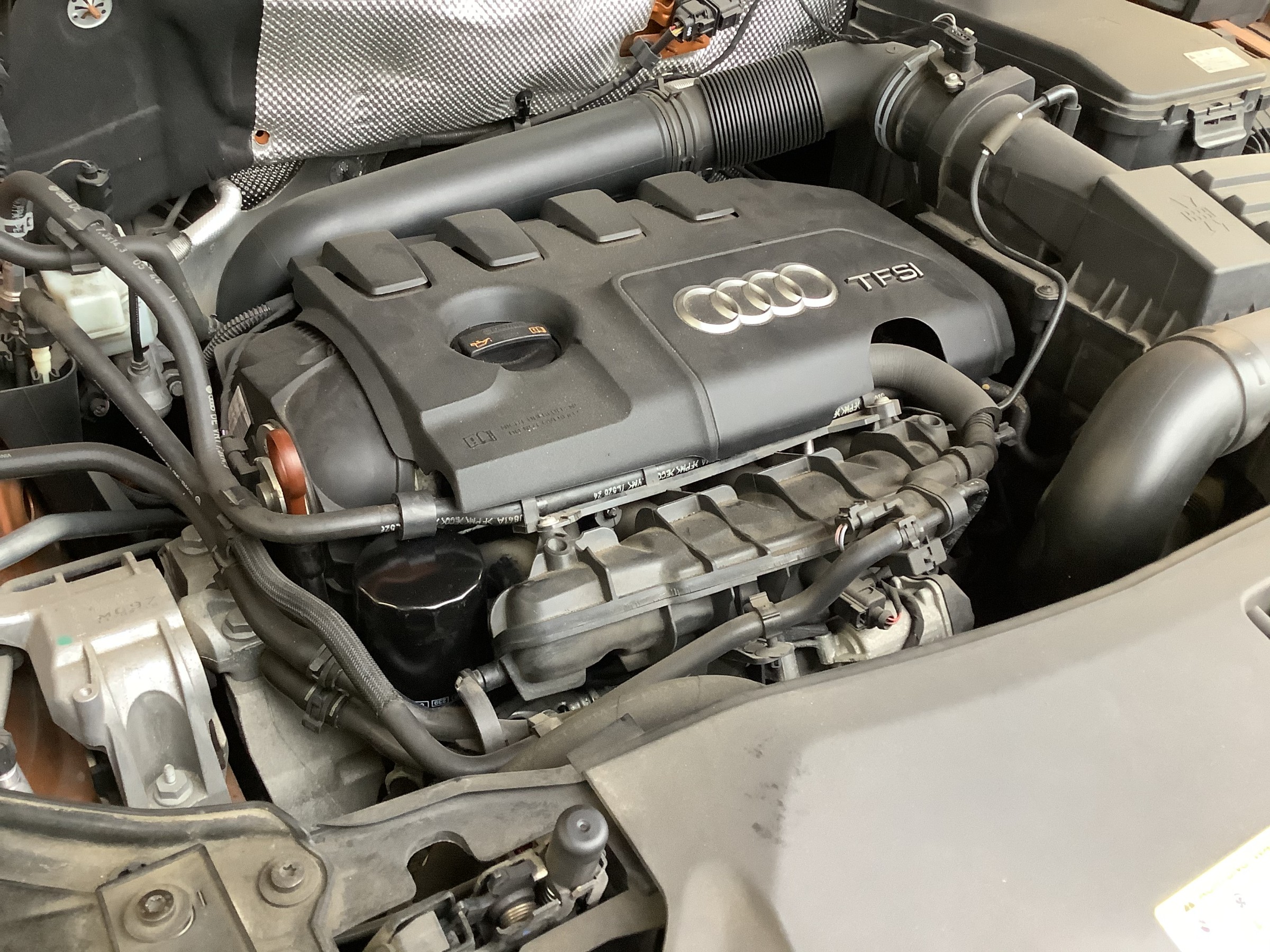 アウディ Q3 エンジンオイル交換 アウディ Q3 メンテナンス商品 オイル関連 > エンジンオイル交換 サービス事例 タイヤ館