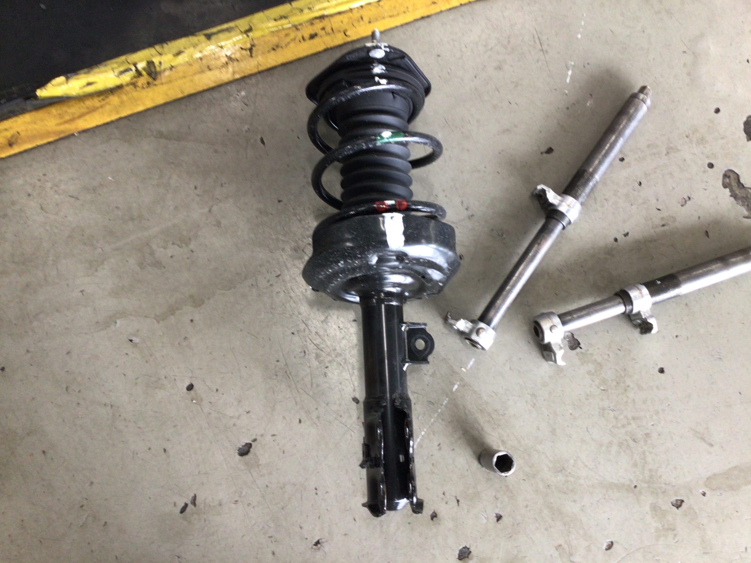 TOYOTA カローラセダン 足回り交換！ | 店舗おススメ情報 | タイヤ館