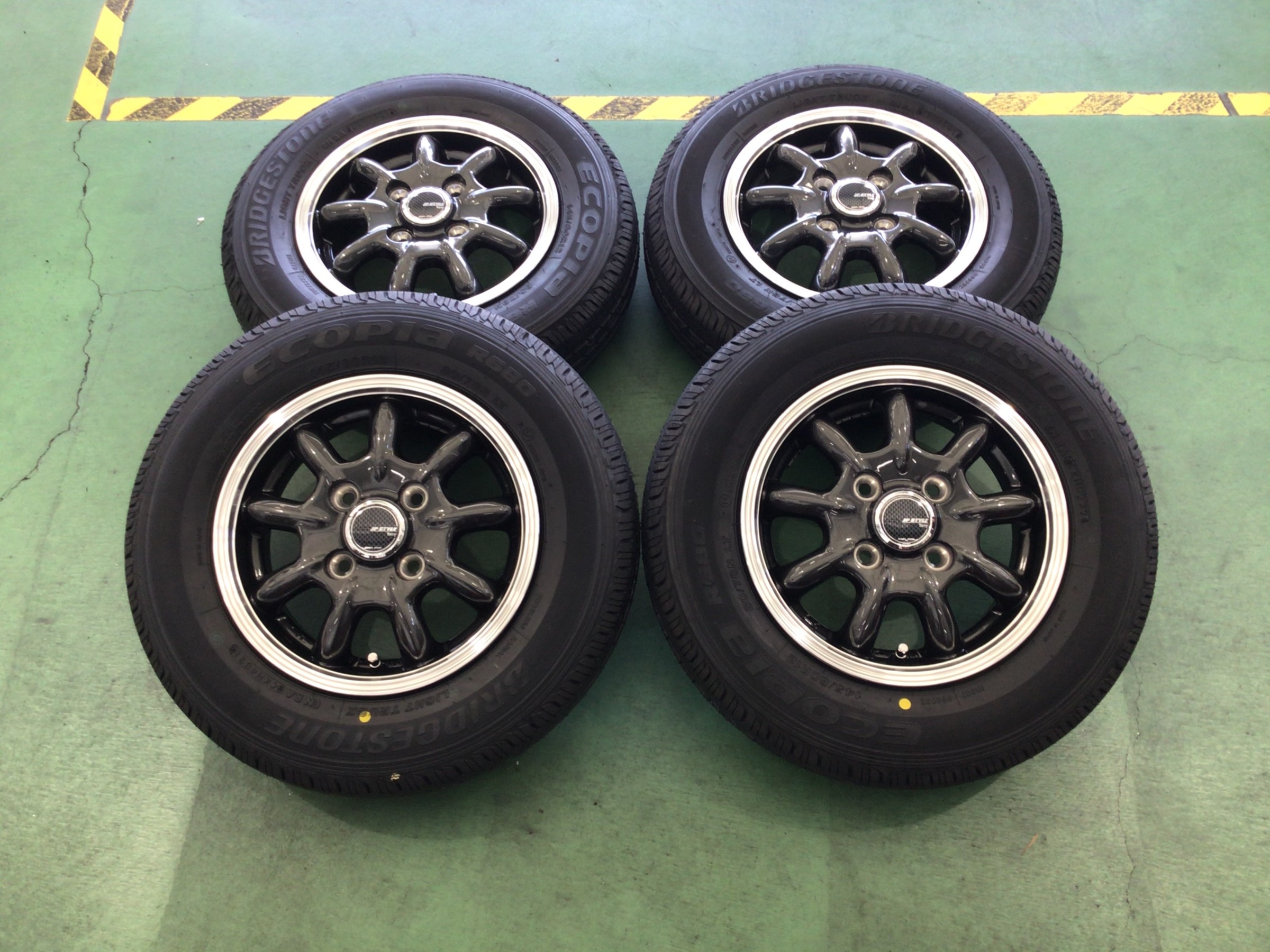 ホンダ N-VAN】JPスタイルバーニー タイヤ・ホイール交換 | 店舗