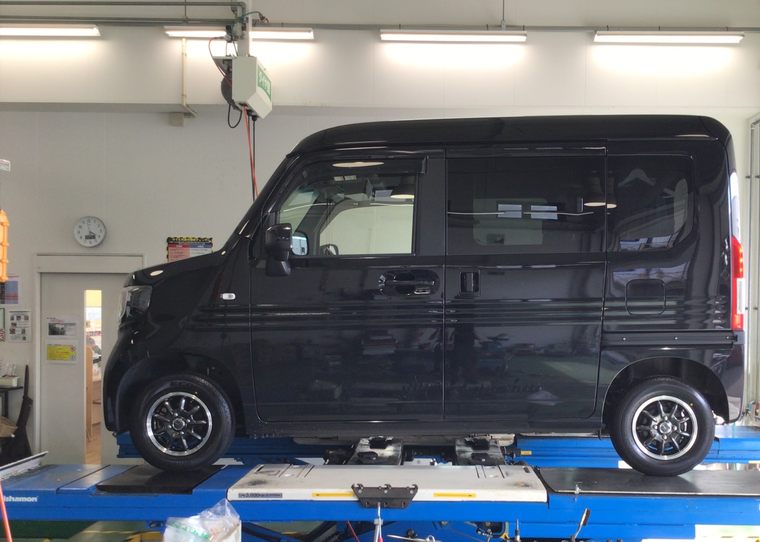 ホンダ N-VAN】JPスタイルバーニー タイヤ・ホイール交換 | 店舗