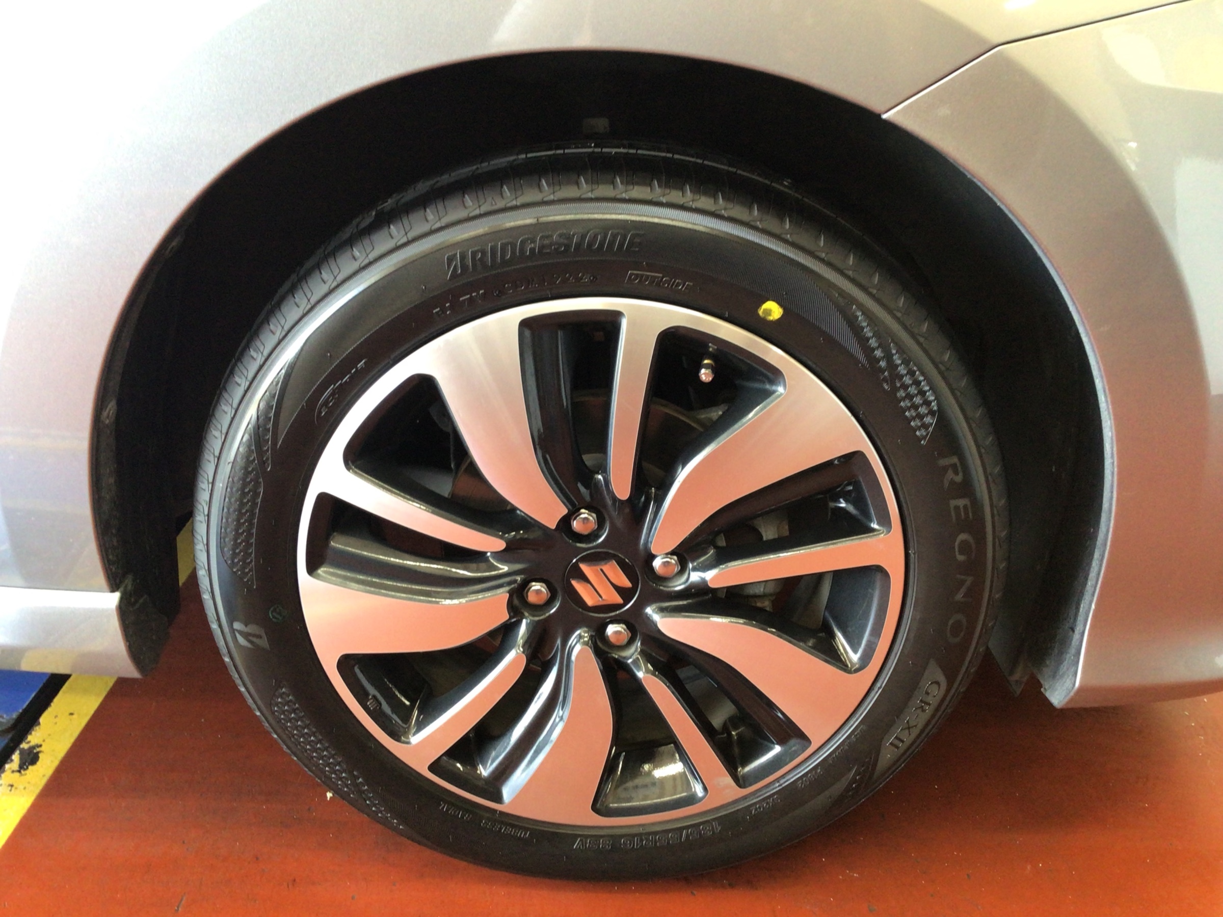 スズキ・スイフトRS(ZC13S)〜タイヤ交換(レグノ GR-XII)〜 | 店舗お