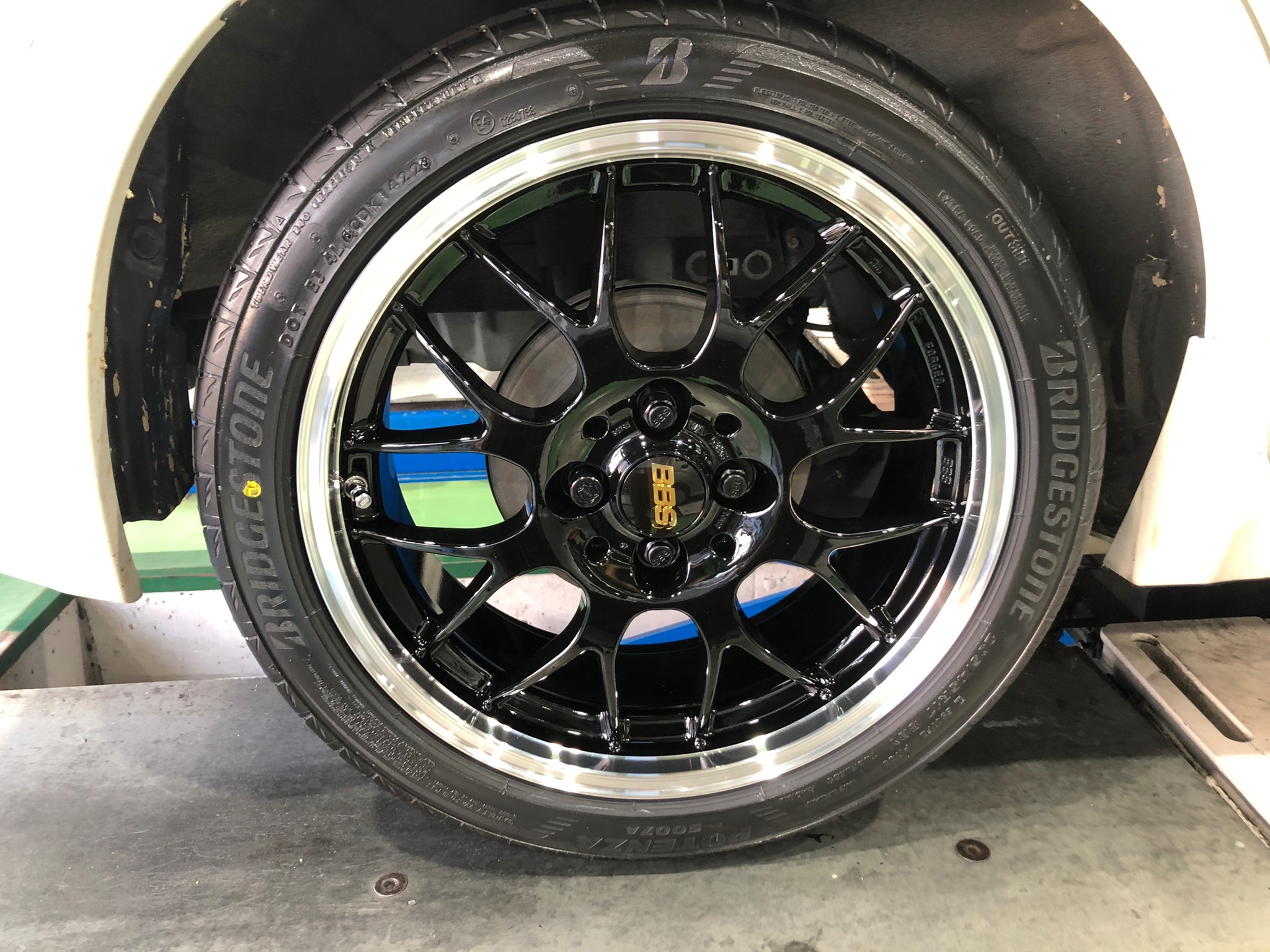 NISSAN Z12キューブにBBS RG-R 17インチBKDカラー取り付け～♪ | 日産