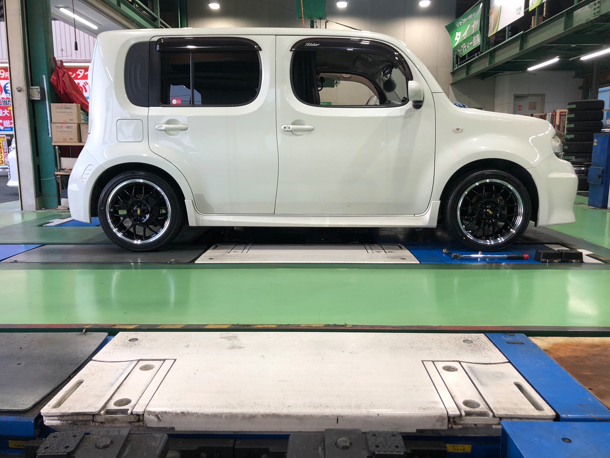 NISSAN Z12キューブにBBS RG-R 17インチBKDカラー取り付け～♪ | 日産