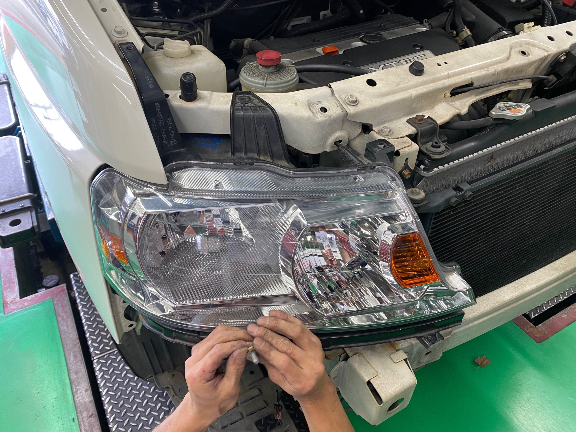 ホンダ ステップワゴン(RF3) ヘッドライトアッシー交換 | 店舗 ホンダ ステップワゴン(RF3) ヘッドライトアッシー交換 | 店舗