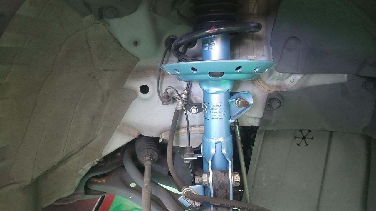 ホンダ フィット KYBショックアブソーバー交換 ホンダ フィット その他 パーツ取付 > 各メーカー 車高調 ダウンスプリング ショック