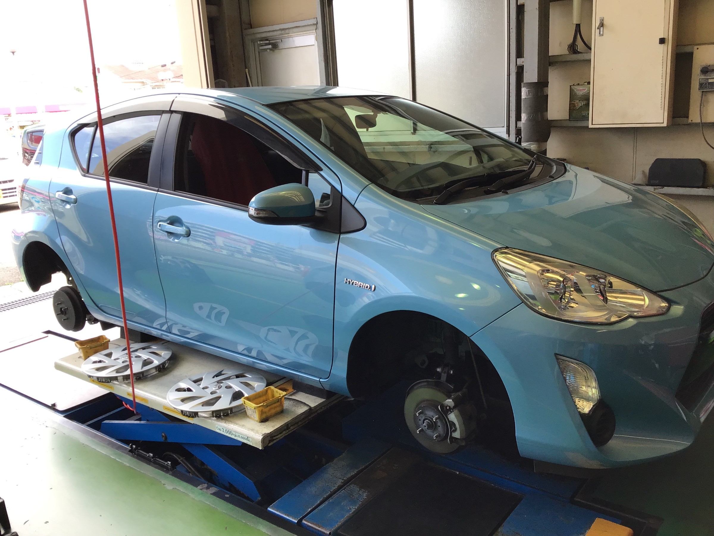 トヨタ アクア Nhp10 お値打ちタイヤへ交換 トヨタ アクア タイヤ タイヤ ホイール関連 タイヤ ホイール交換 サービス事例 タイヤ館 ｸﾞﾘｰﾝﾛｰﾄﾞ 愛知県 三重県のタイヤ カー用品ショップ タイヤからはじまる トータルカーメンテナンス タイヤ館グループ