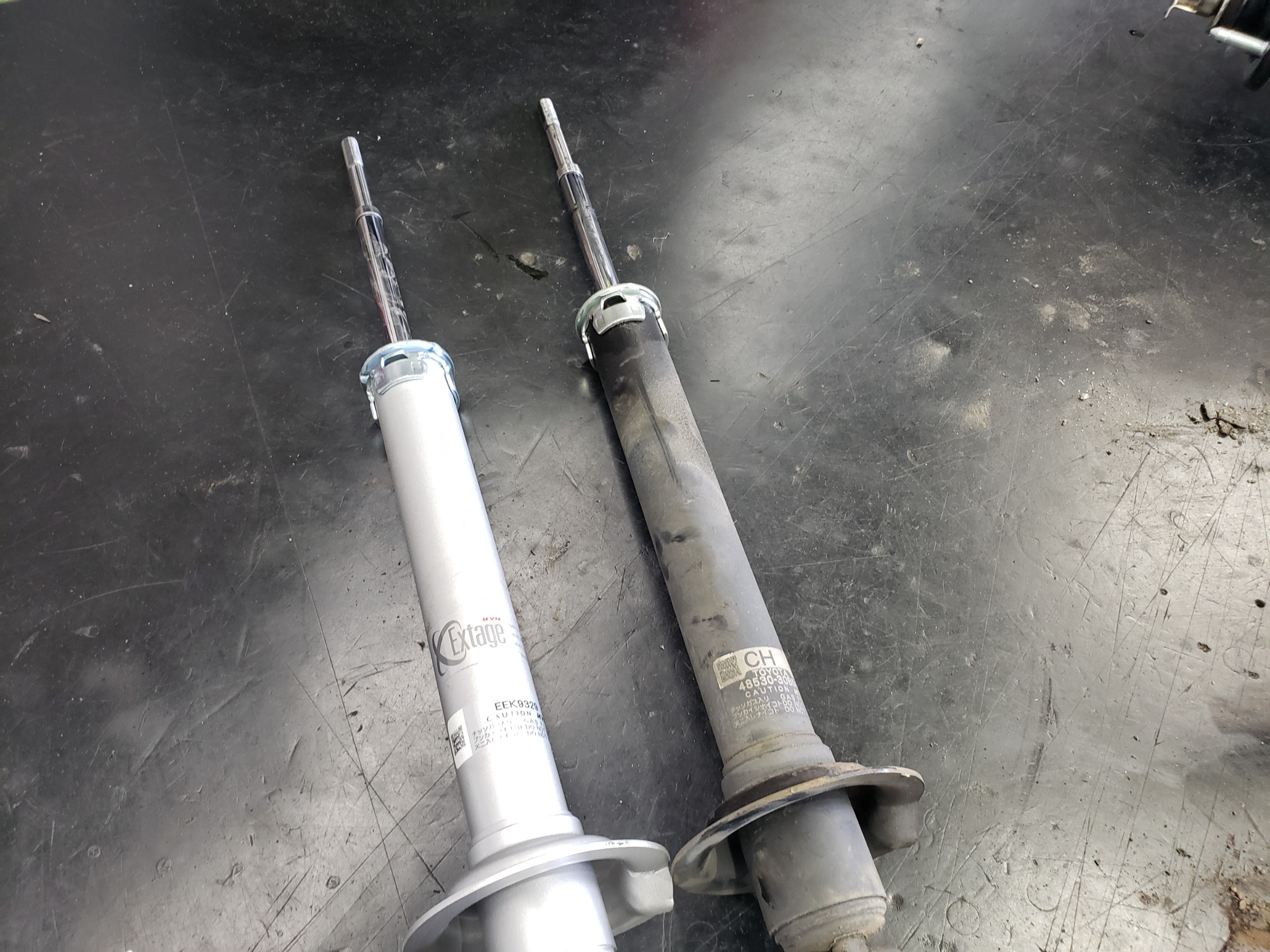 トヨタ クラウン KYBショックアブソーバに交換しました トヨタ クラウンアスリート 技術サービス施工事例 タイヤ館 福岡東 タイヤからはじまる、トータルカーメンテナンス