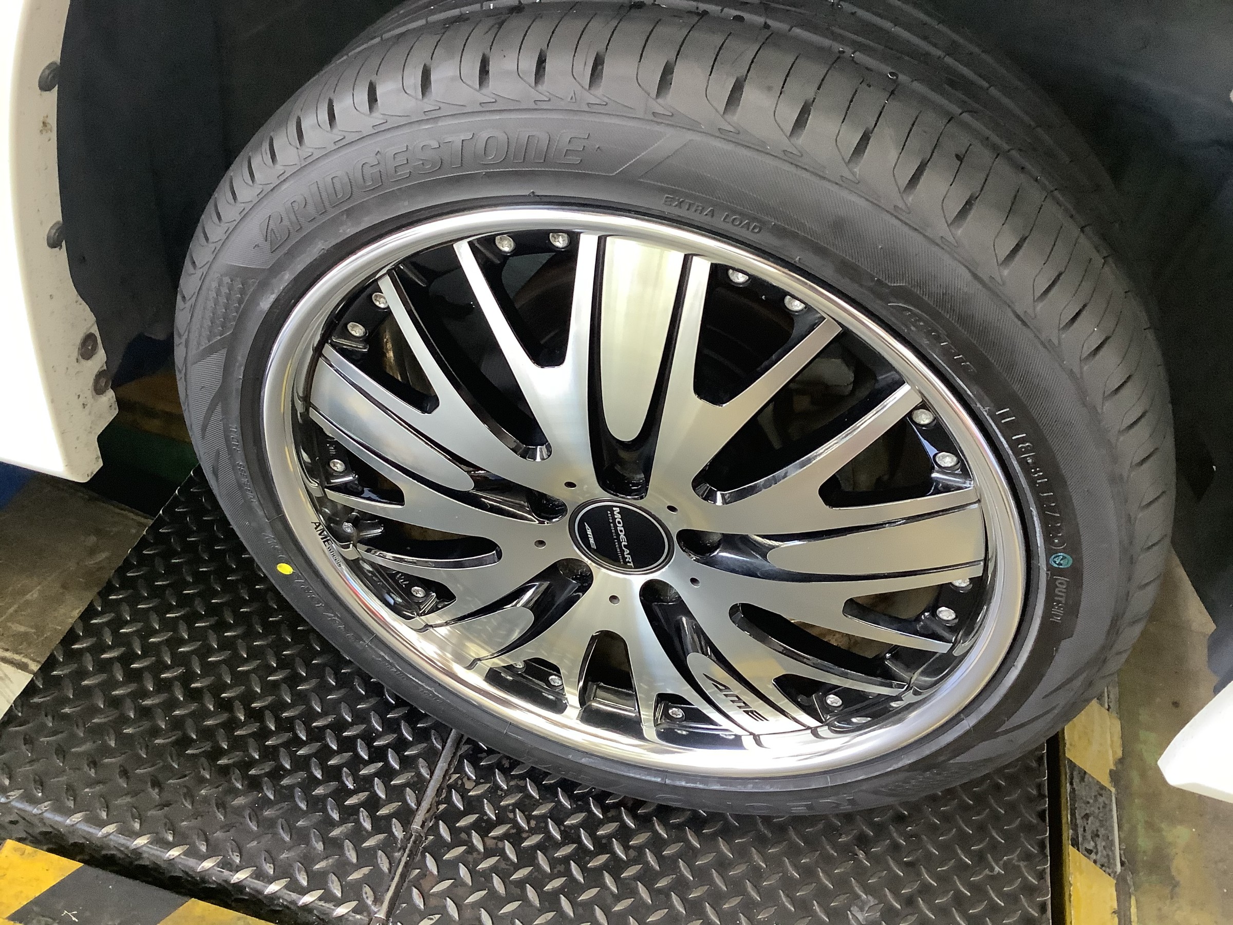 トヨタ　ヴェルファイア　タイヤ交換