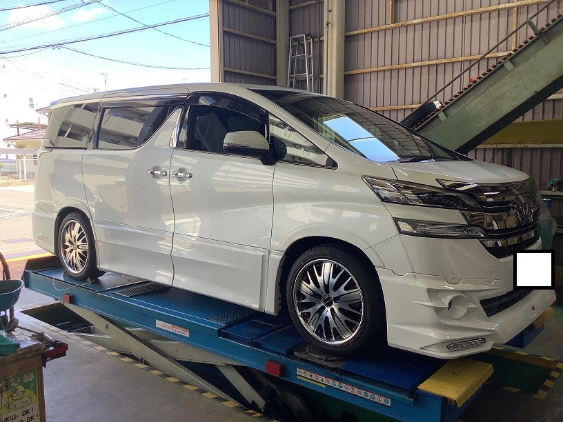 トヨタ　ヴェルファイア　タイヤ交換