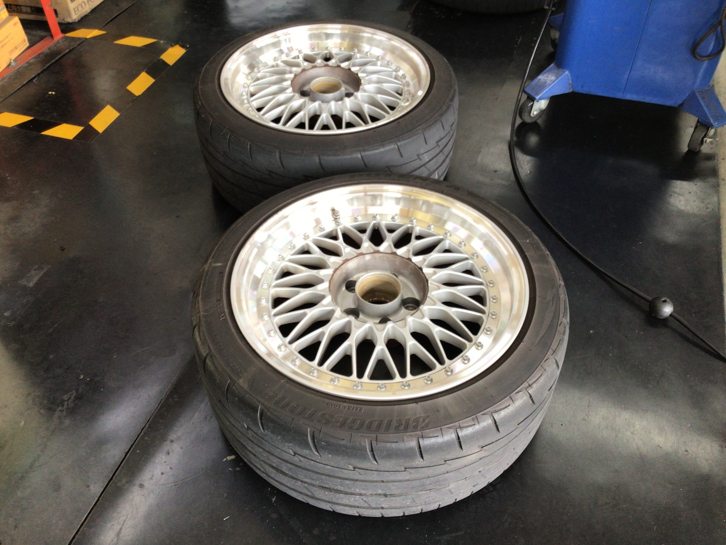 ニッサン　スカイラインGT-R　タイヤ交換