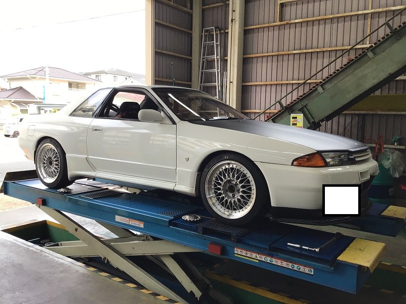 ニッサン　スカイラインGT-R　タイヤ交換