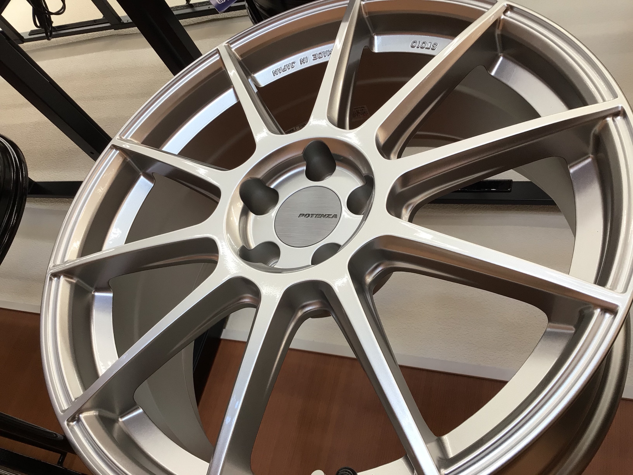 18インチ シルバー アルミホイール 10スポーク 隠れる 86 BRZ PCD100