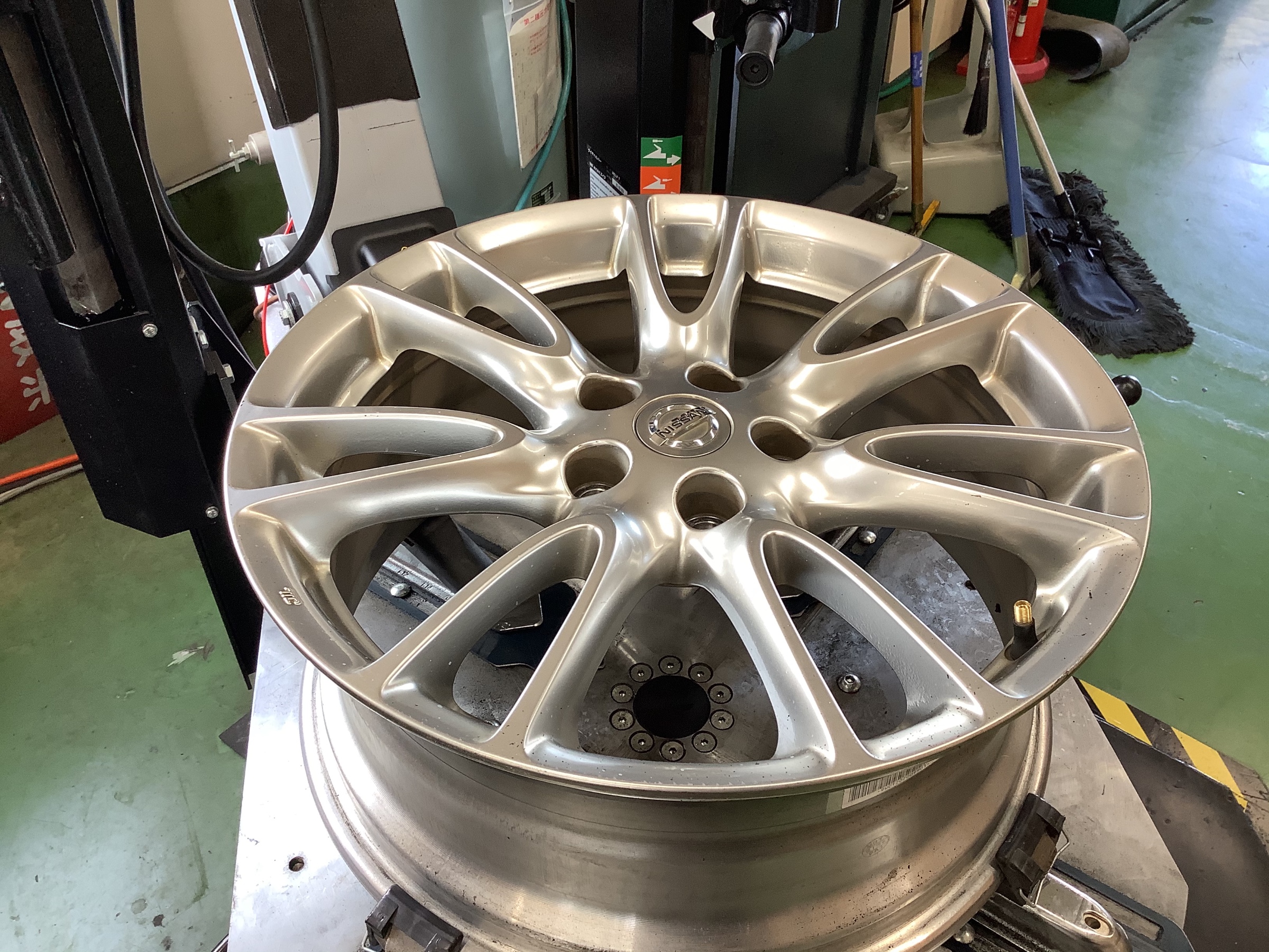 日産・スカイライン(V36)】タイヤ交換作業♪ | 店舗おススメ情報