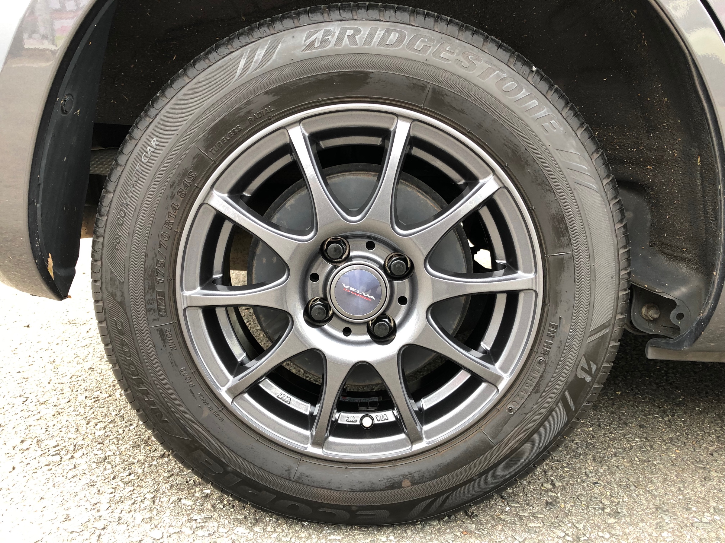 【送料込み】アクア　ヴィッツ　ヴェルヴァチャージ　15インチ スタッドレス 送料込み】アクア ヴィッツ ヴェルヴァチャージ 15インチ