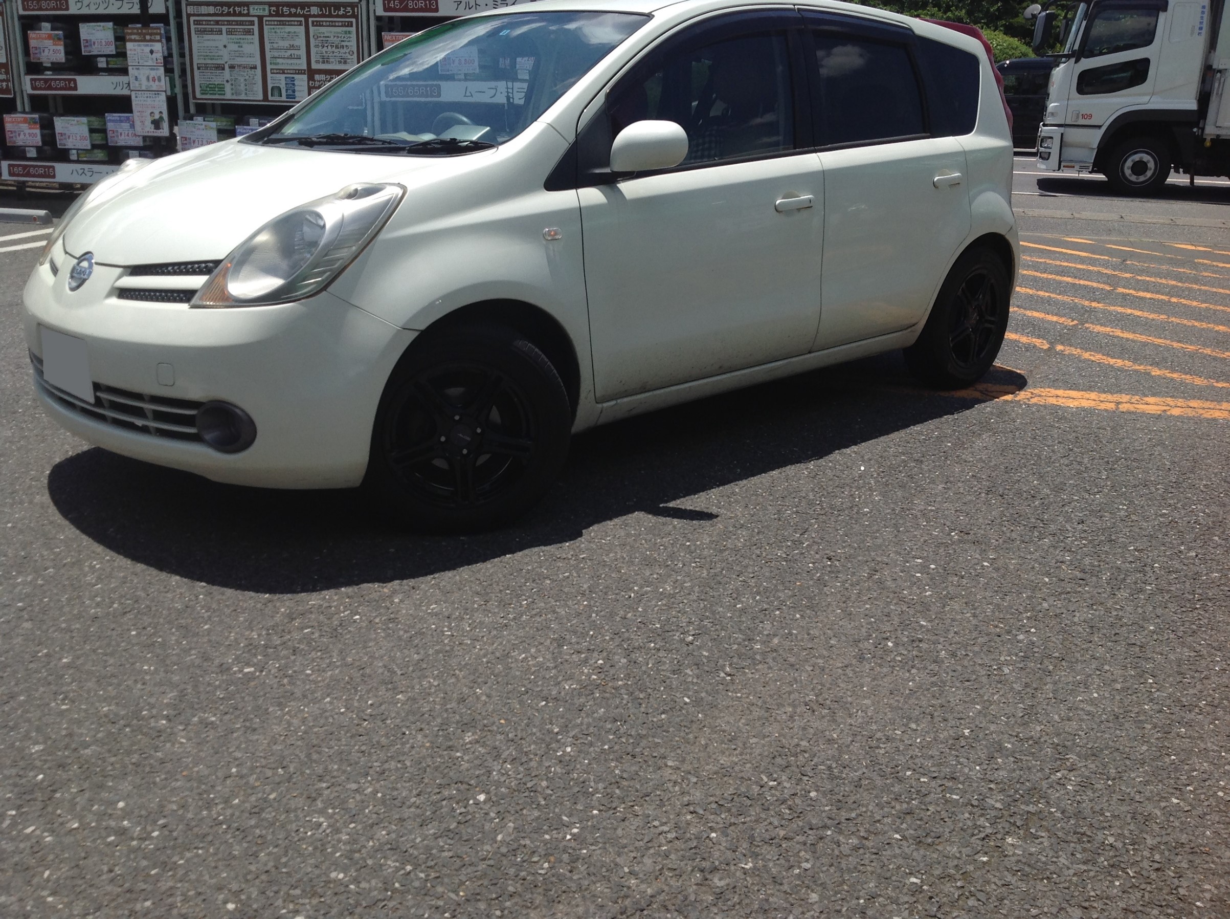 日産 ノート E11 アルミホイールの交換を行いました 日産 ノート ホイール タイヤ ホイール関連 タイヤ ホイール交換 サービス事例 タイヤ館 土浦北インター 茨城県のタイヤ カー用品ショップ タイヤからはじまる トータルカーメンテナンス タイヤ館