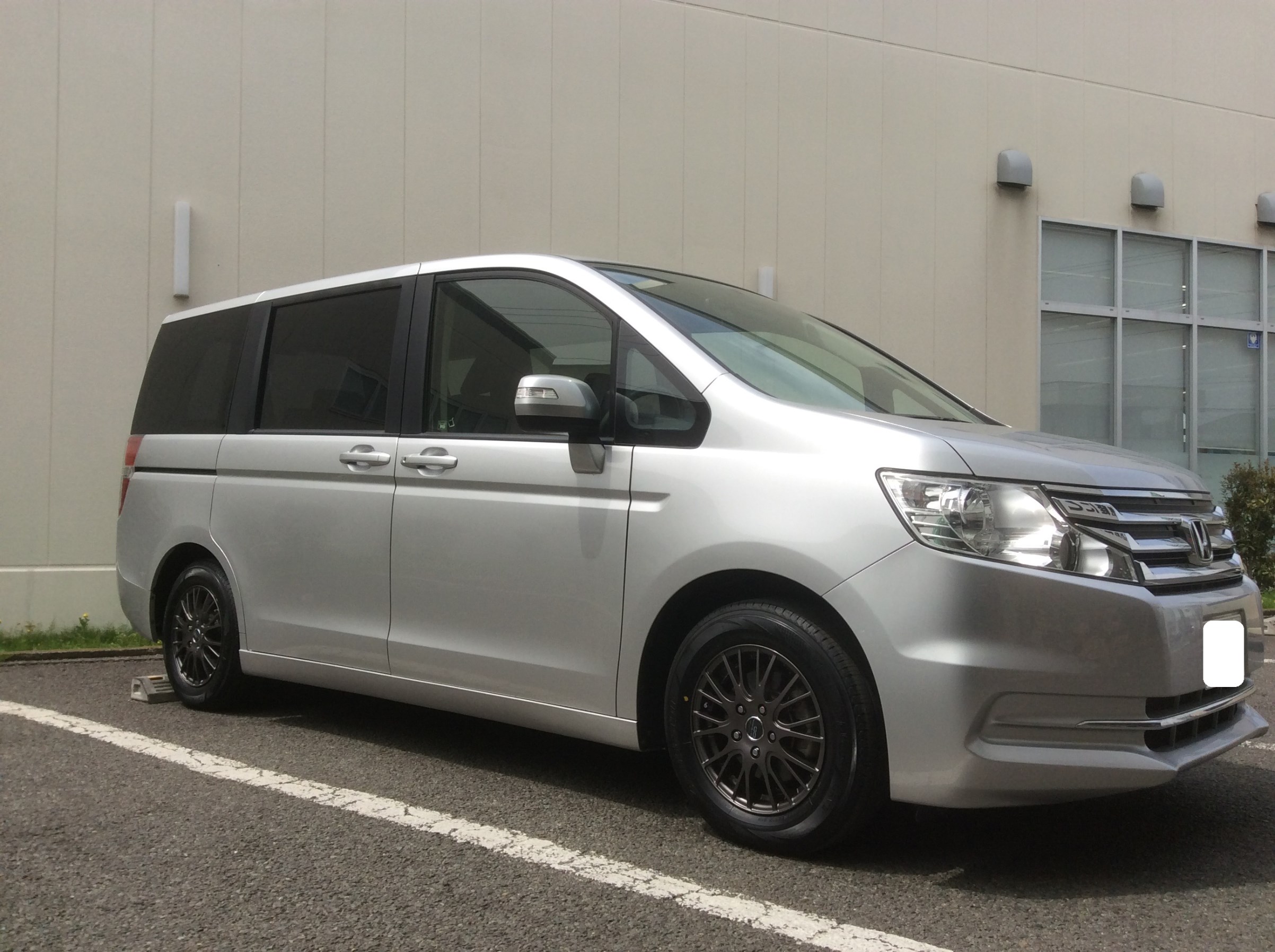 ステップワゴンをカスタム ホンダ ステップワゴン タイヤ タイヤ ホイール関連 タイヤ ホイール交換 サービス事例 タイヤ館 平塚 神奈川県のタイヤ カー用品ショップ タイヤからはじまる トータルカーメンテナンス タイヤ館グループ