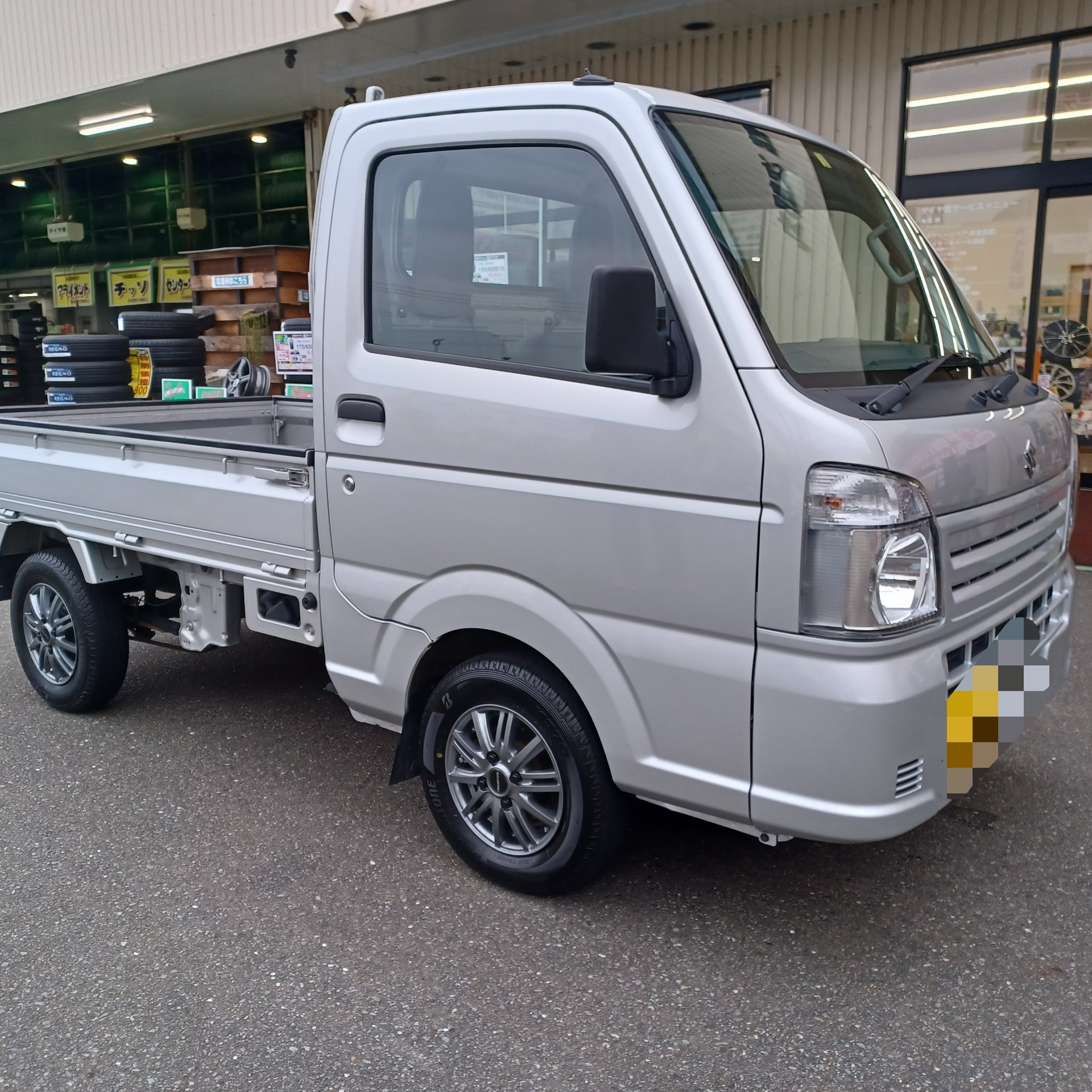 軽トラにアルミホイール装着！タイヤは新しいので、タイヤは再